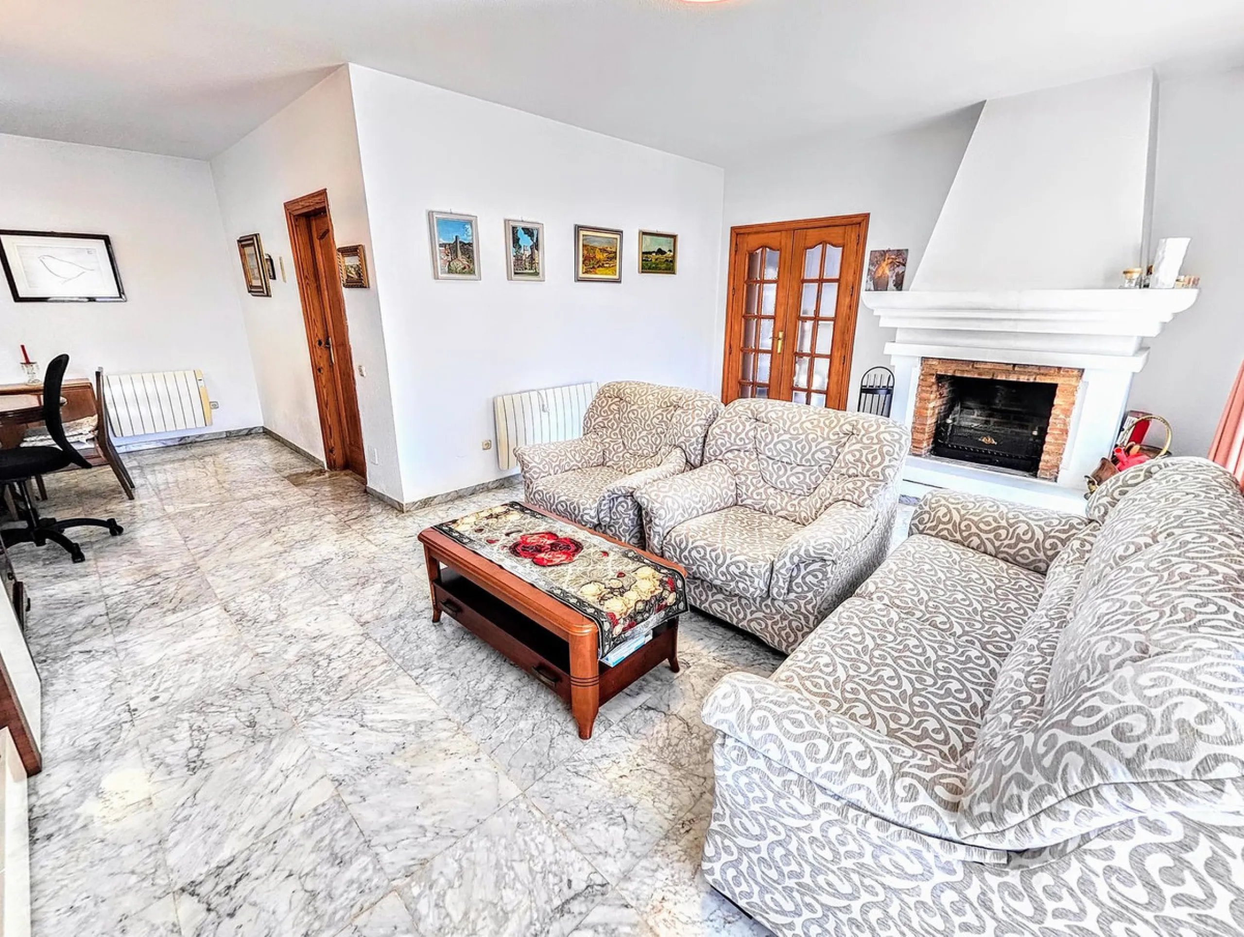 House - Detached Villa в продаже в Benalmadena, Málaga. В доме 4 спален и 2 ванных комнат. Площадь дома 206 м². Площадь участка 636 м²