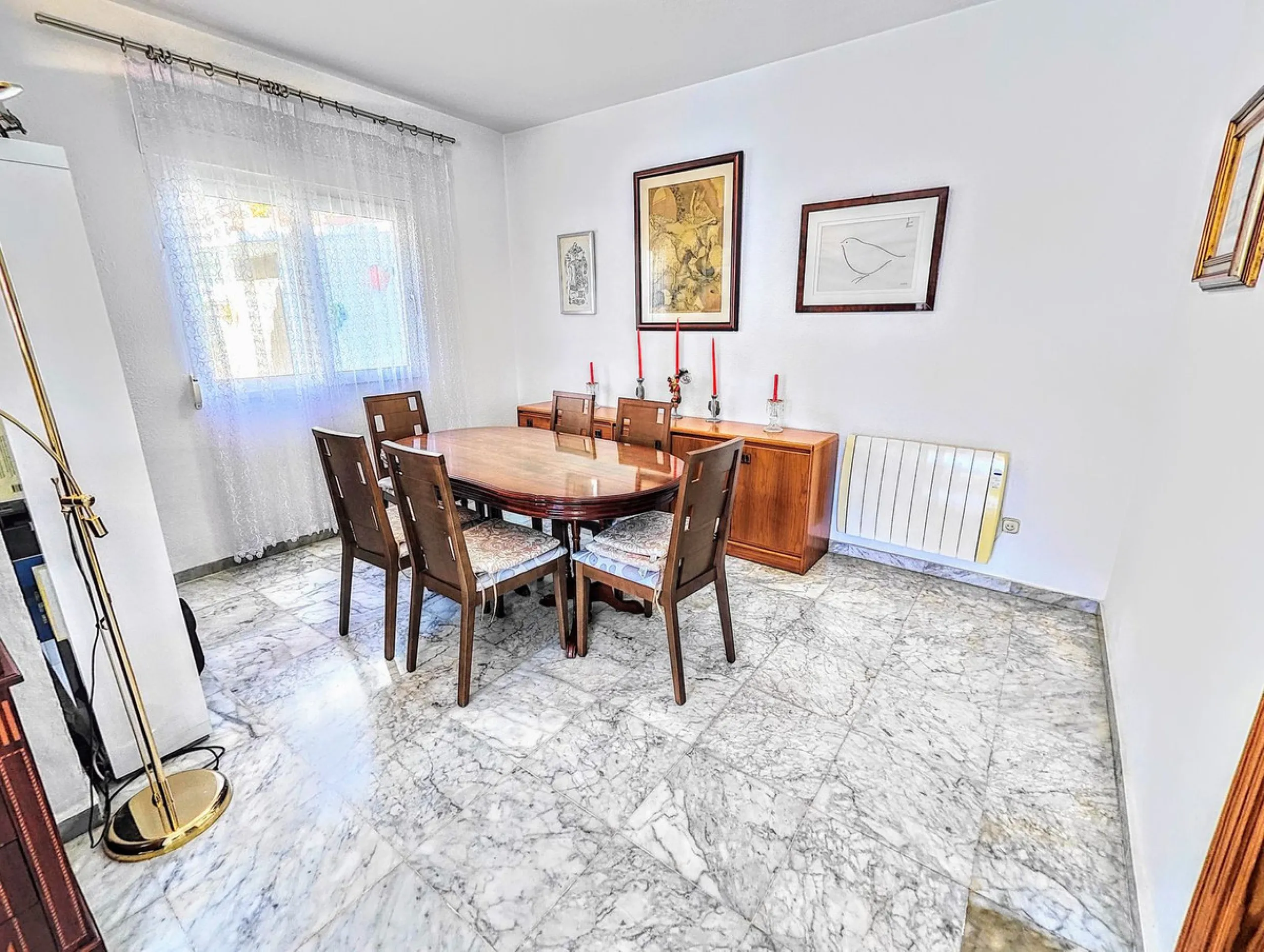 House - Detached Villa в продаже в Benalmadena, Málaga. В доме 4 спален и 2 ванных комнат. Площадь дома 206 м². Площадь участка 636 м²