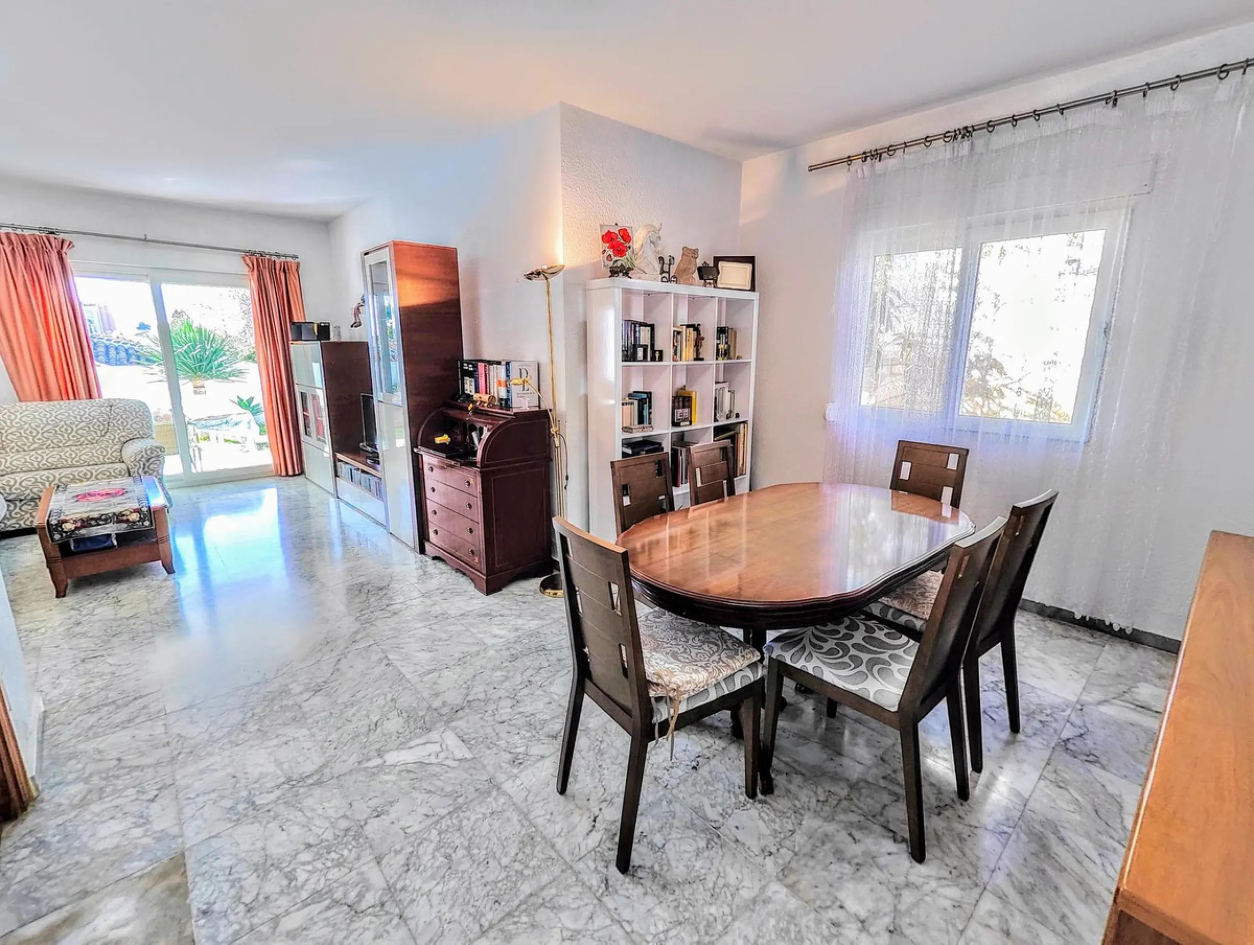 House - Detached Villa в продаже в Benalmadena, Málaga. В доме 4 спален и 2 ванных комнат. Площадь дома 206 м². Площадь участка 636 м²