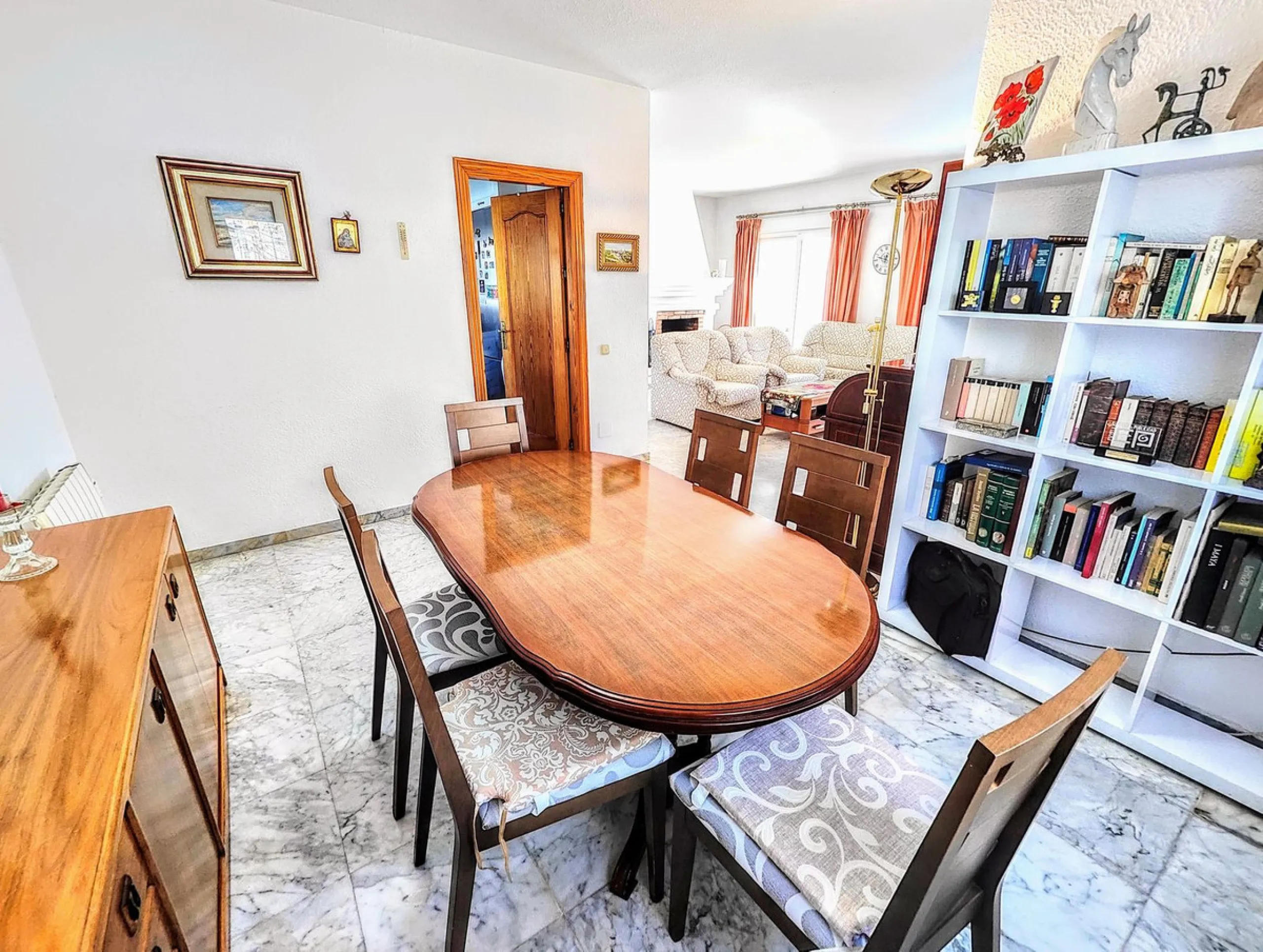 House - Detached Villa в продаже в Benalmadena, Málaga. В доме 4 спален и 2 ванных комнат. Площадь дома 206 м². Площадь участка 636 м²