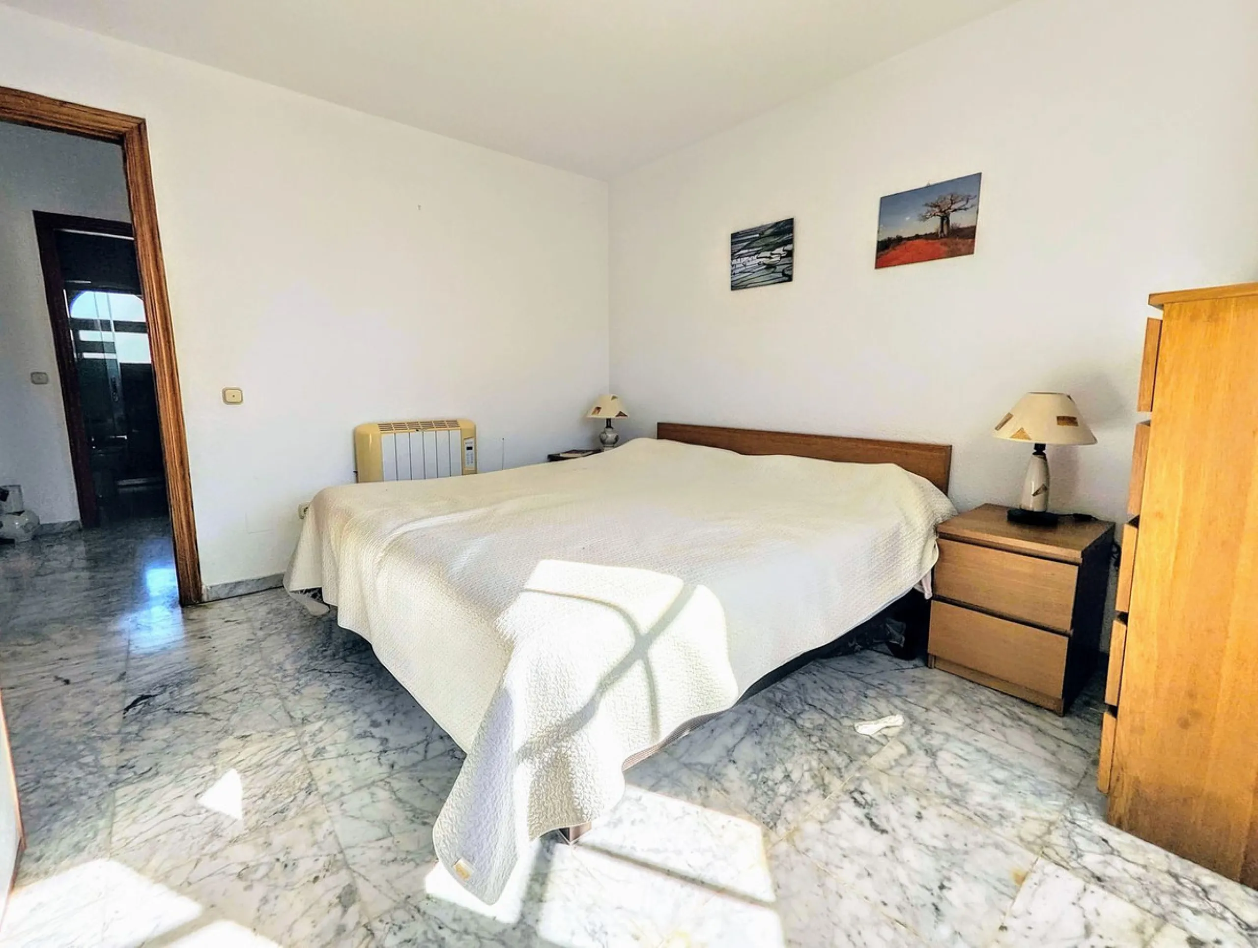 House - Detached Villa в продаже в Benalmadena, Málaga. В доме 4 спален и 2 ванных комнат. Площадь дома 206 м². Площадь участка 636 м²