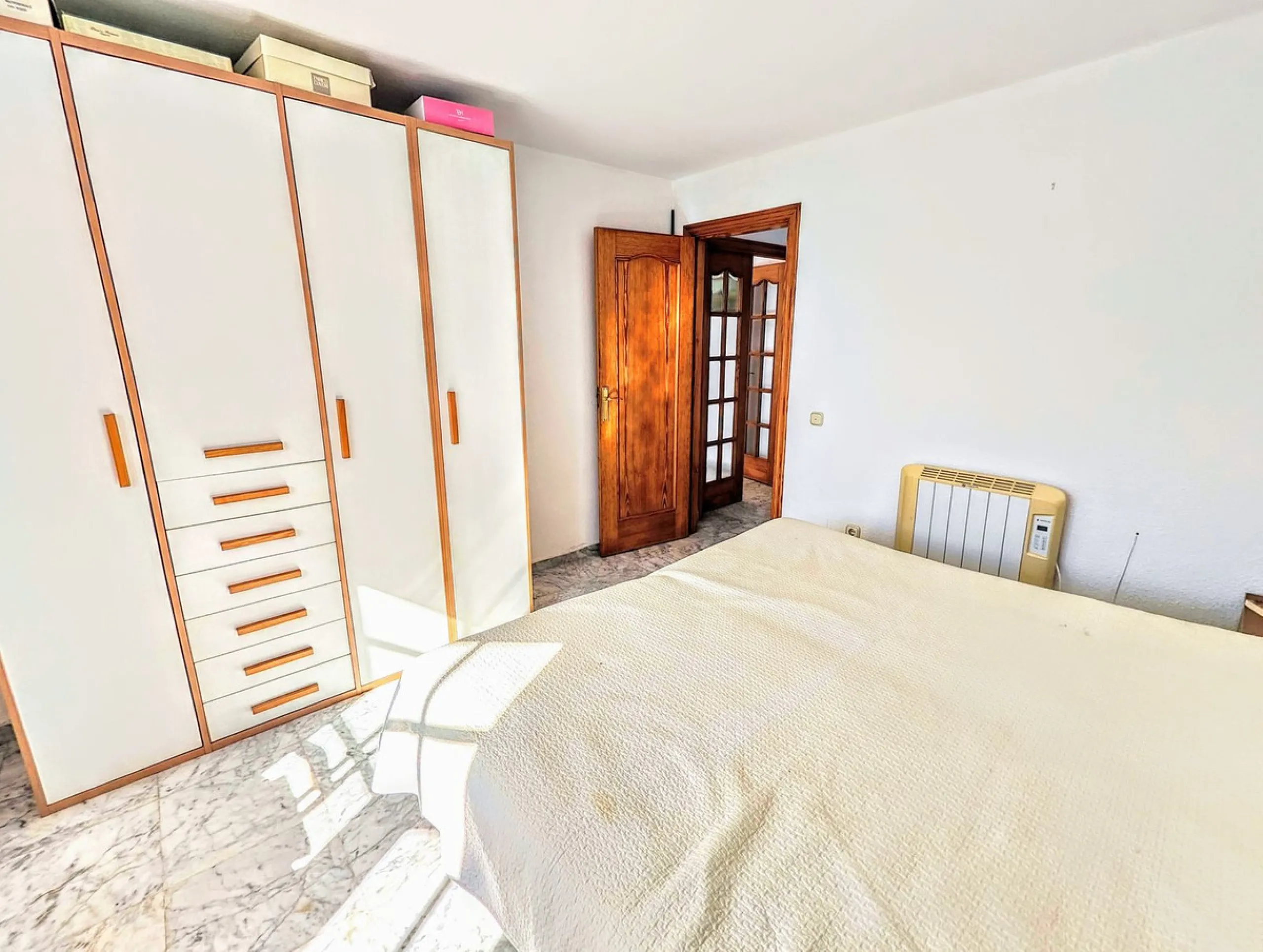House - Detached Villa в продаже в Benalmadena, Málaga. В доме 4 спален и 2 ванных комнат. Площадь дома 206 м². Площадь участка 636 м²