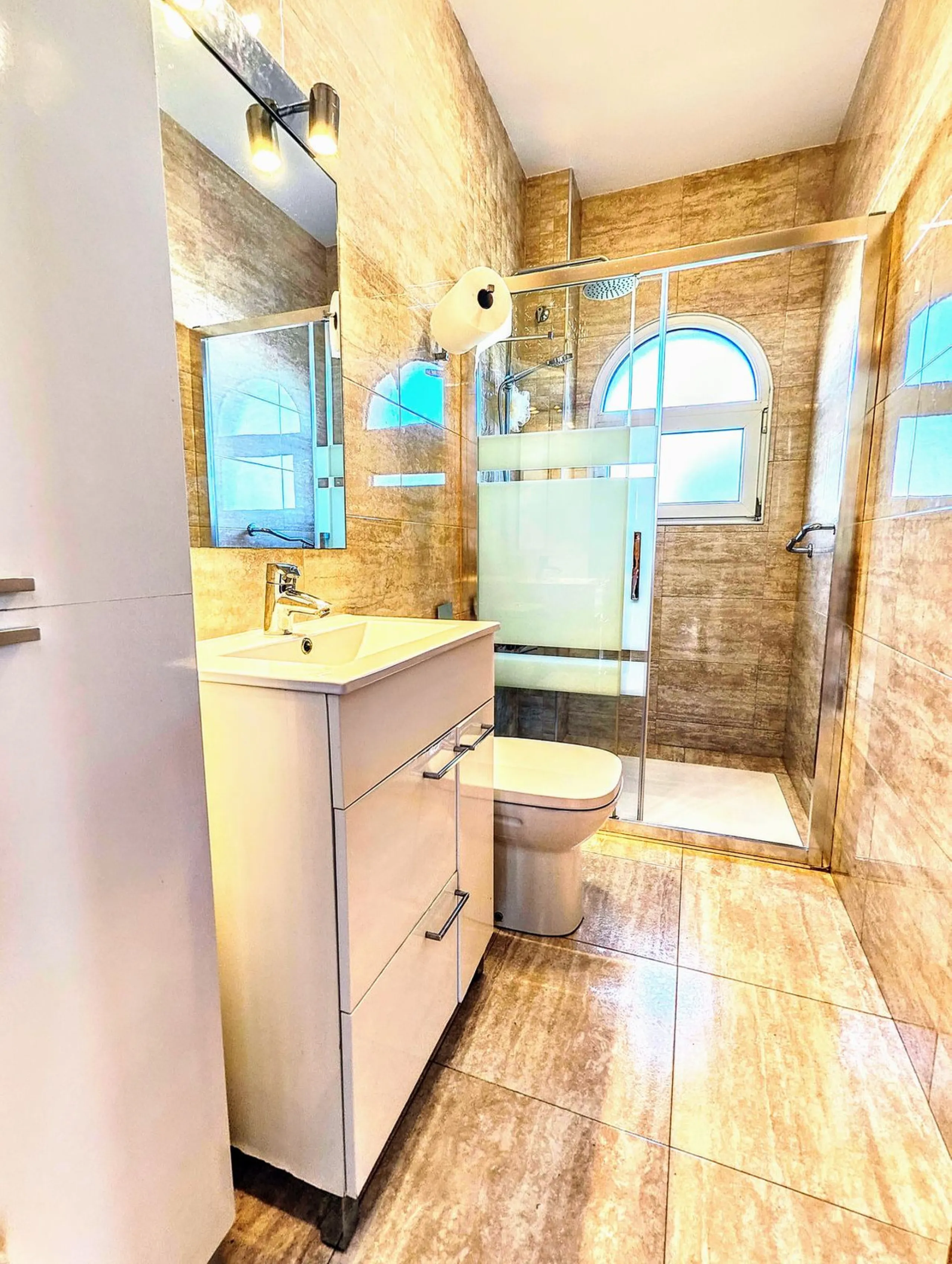 House - Detached Villa в продаже в Benalmadena, Málaga. В доме 4 спален и 2 ванных комнат. Площадь дома 206 м². Площадь участка 636 м²