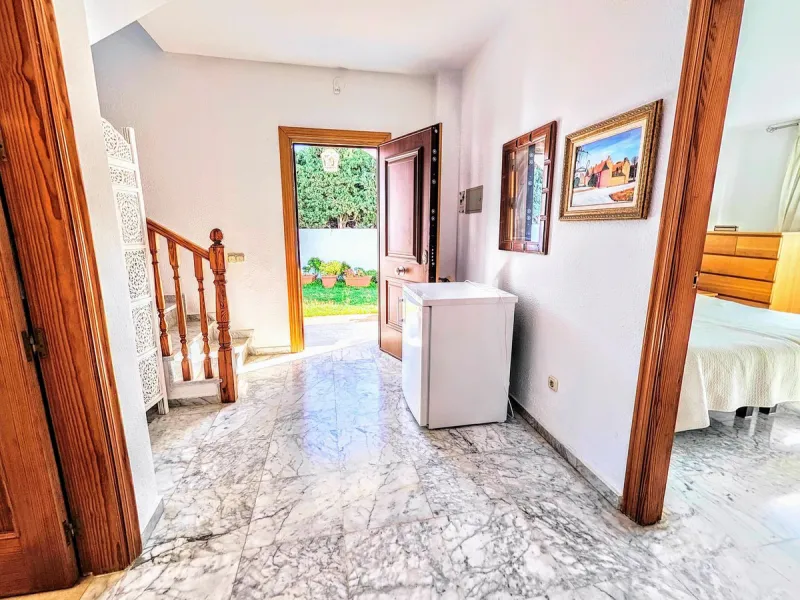 House - Detached Villa в продаже в Benalmadena, Málaga. В доме 4 спален и 2 ванных комнат. Площадь дома 206 м². Площадь участка 636 м²