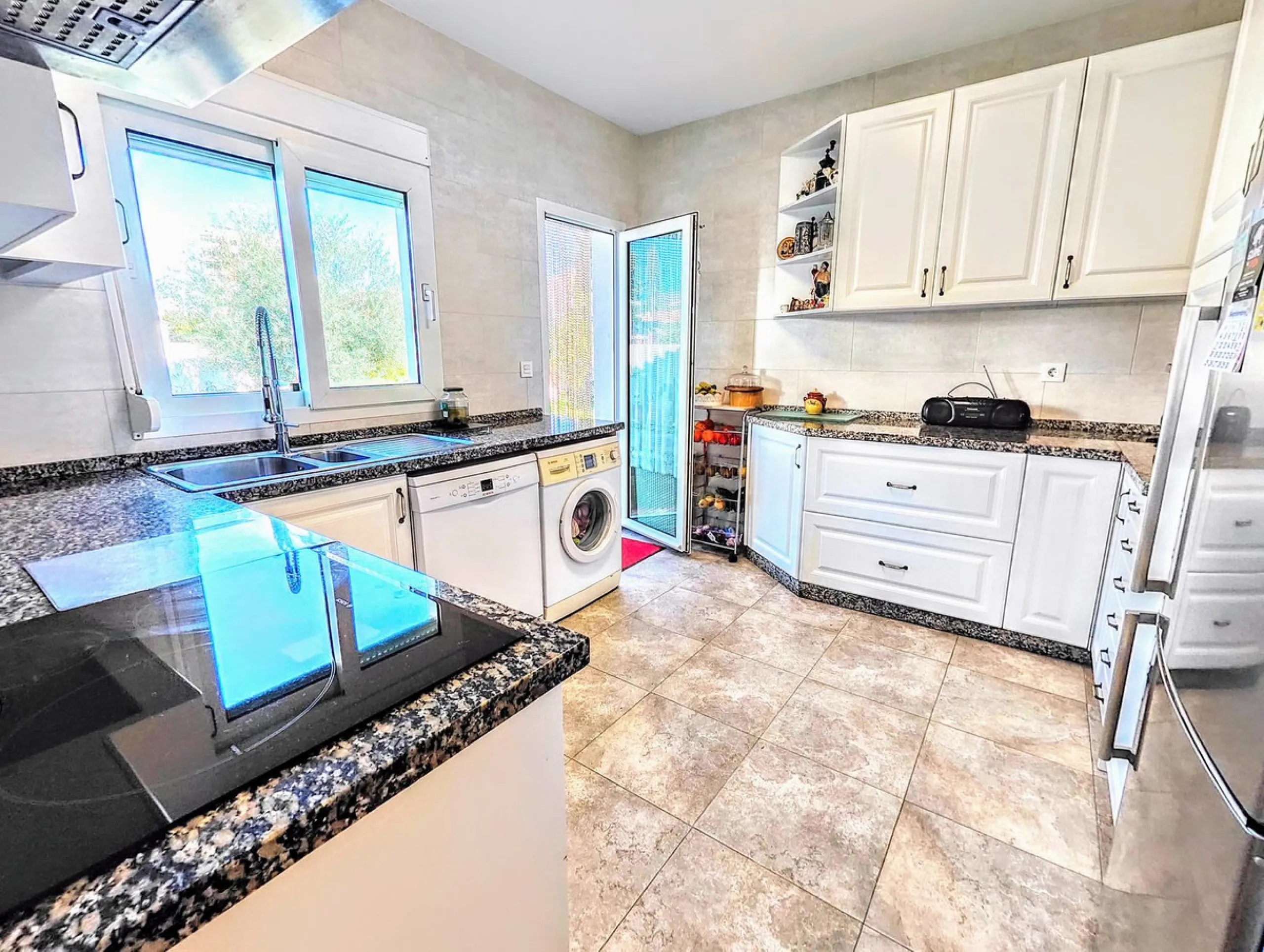 House - Detached Villa в продаже в Benalmadena, Málaga. В доме 4 спален и 2 ванных комнат. Площадь дома 206 м². Площадь участка 636 м²