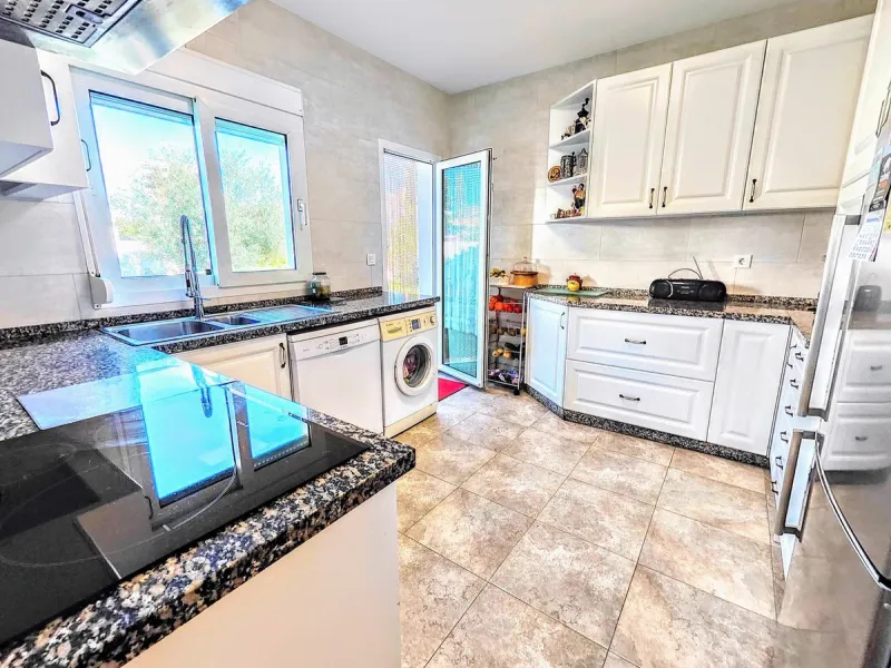 House - Detached Villa в продаже в Benalmadena, Málaga. В доме 4 спален и 2 ванных комнат. Площадь дома 206 м². Площадь участка 636 м²