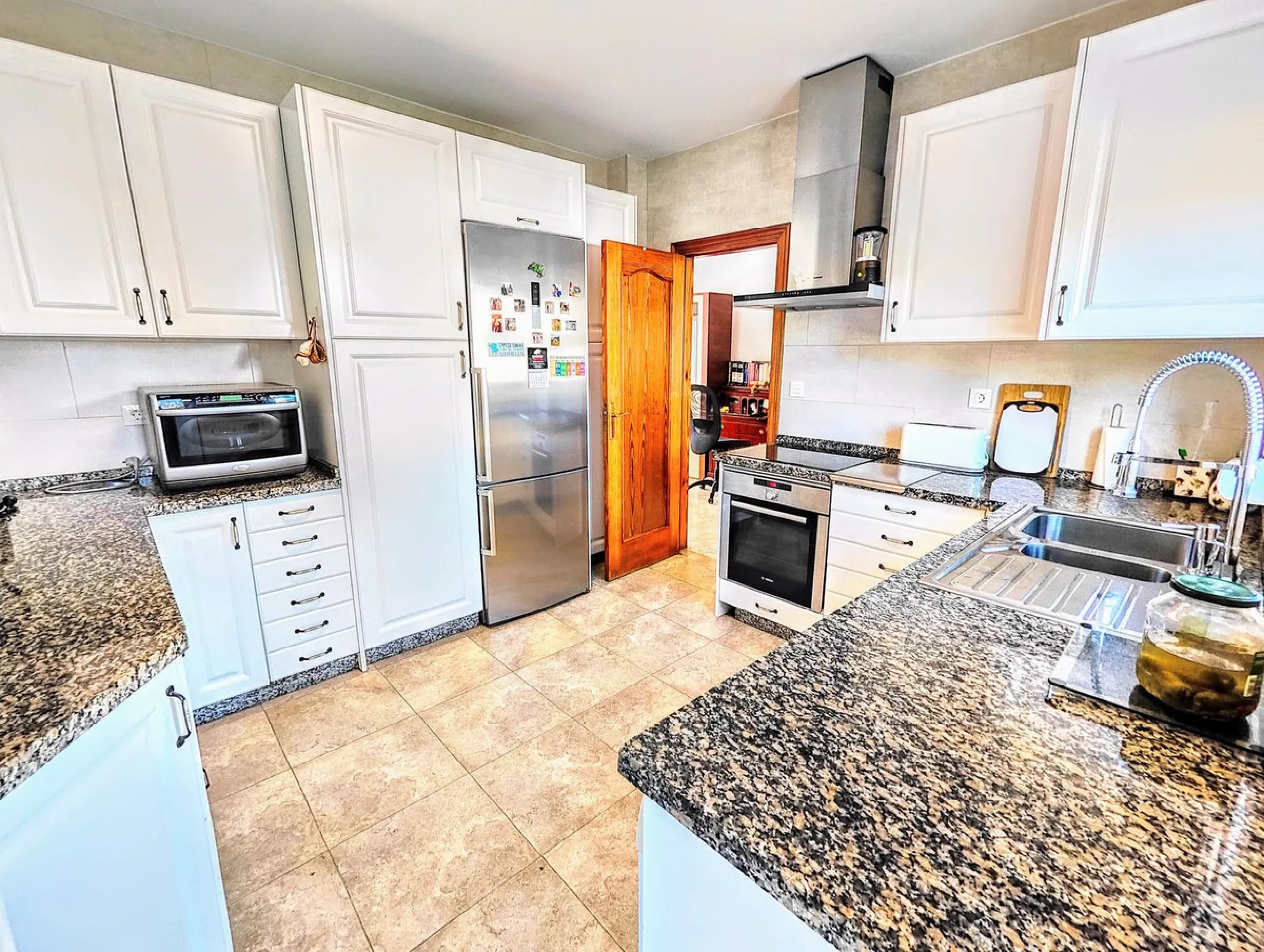 House - Detached Villa в продаже в Benalmadena, Málaga. В доме 4 спален и 2 ванных комнат. Площадь дома 206 м². Площадь участка 636 м²