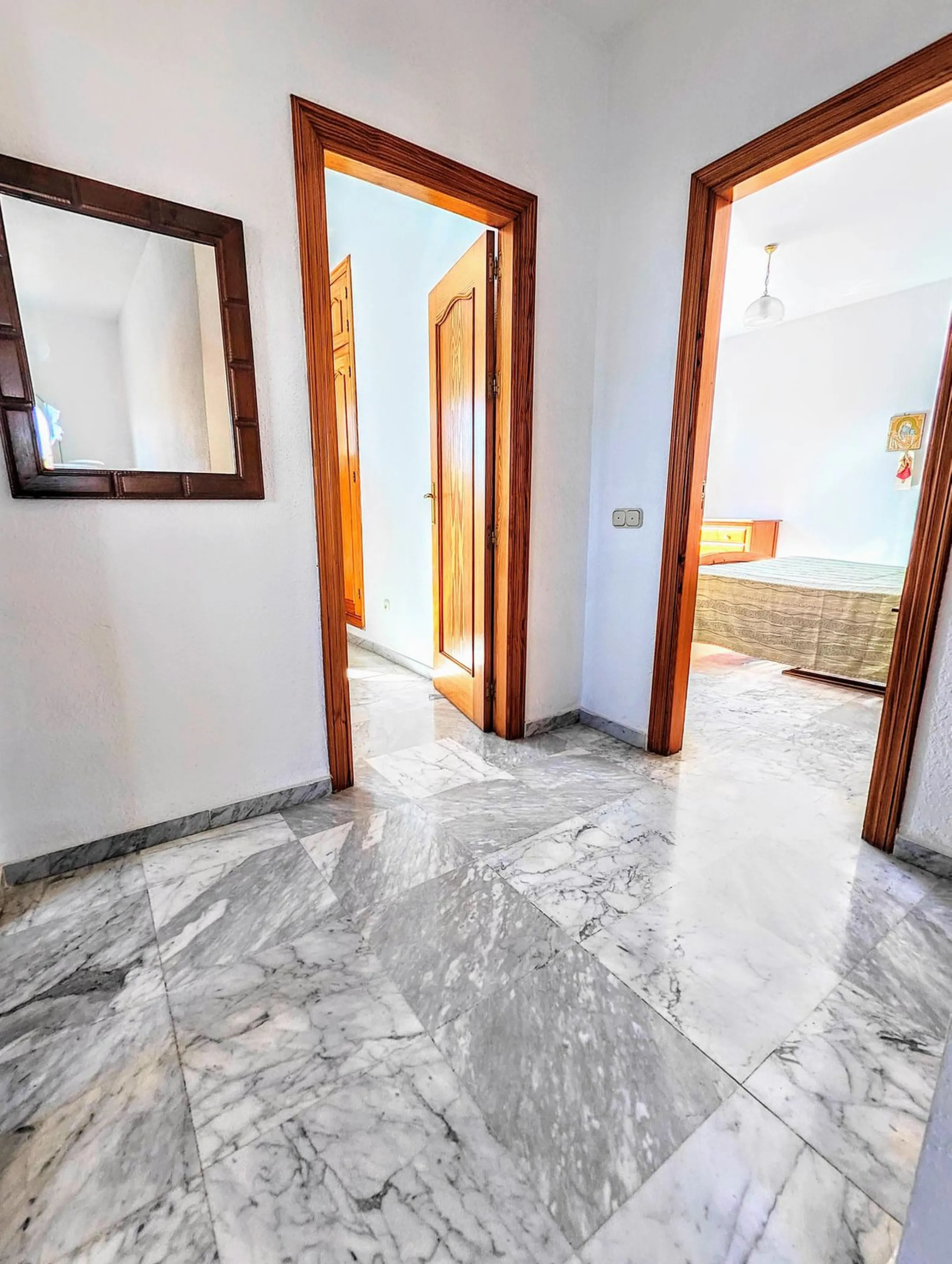 House - Detached Villa в продаже в Benalmadena, Málaga. В доме 4 спален и 2 ванных комнат. Площадь дома 206 м². Площадь участка 636 м²