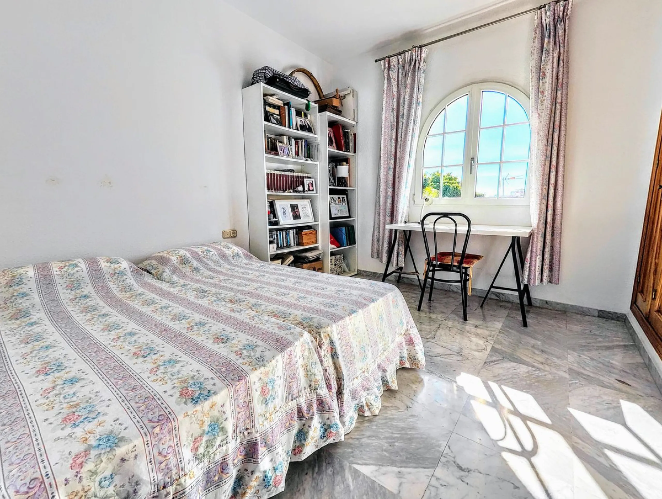 House - Detached Villa в продаже в Benalmadena, Málaga. В доме 4 спален и 2 ванных комнат. Площадь дома 206 м². Площадь участка 636 м²