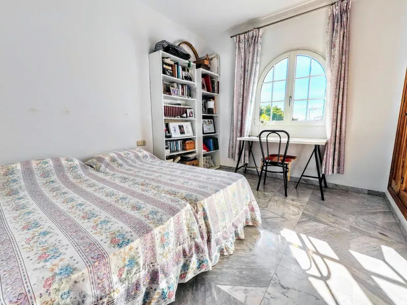 House - Detached Villa в продаже в Benalmadena, Málaga. В доме 4 спален и 2 ванных комнат. Площадь дома 206 м². Площадь участка 636 м²