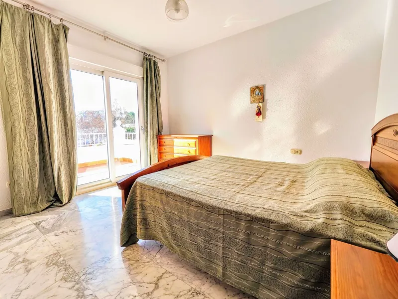 House - Detached Villa в продаже в Benalmadena, Málaga. В доме 4 спален и 2 ванных комнат. Площадь дома 206 м². Площадь участка 636 м²