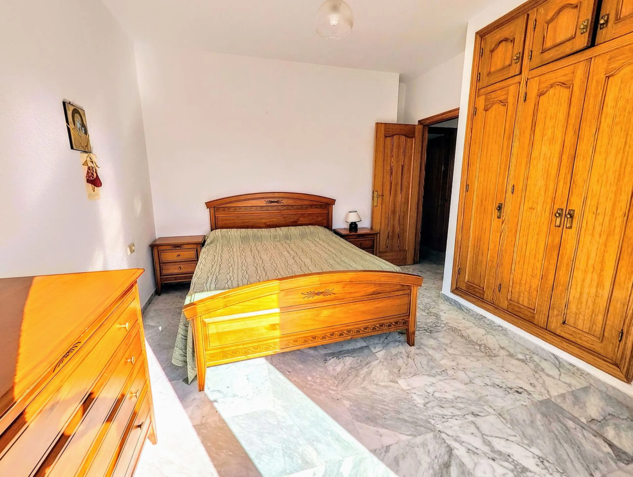 House - Detached Villa в продаже в Benalmadena, Málaga. В доме 4 спален и 2 ванных комнат. Площадь дома 206 м². Площадь участка 636 м²