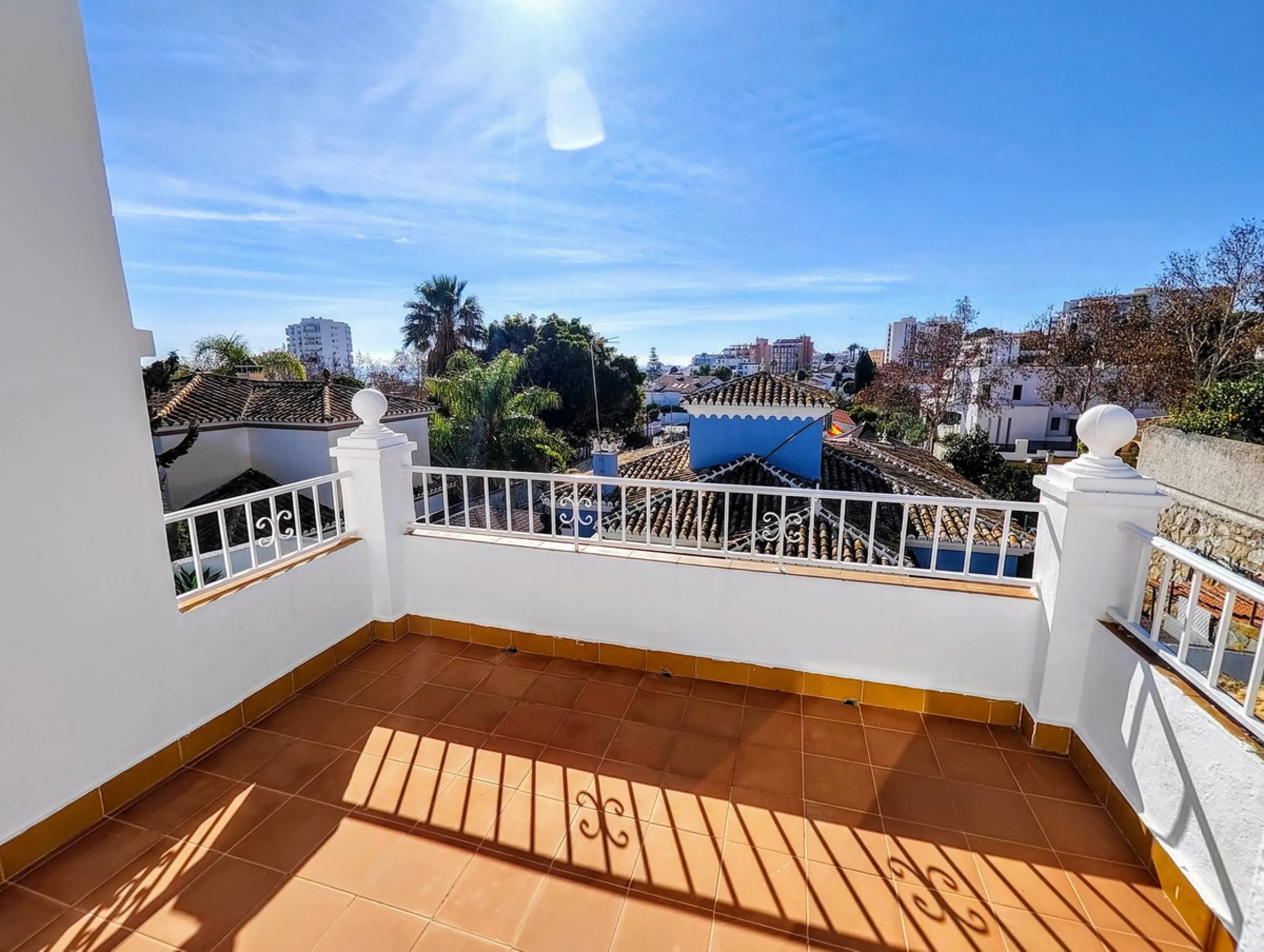 House - Detached Villa в продаже в Benalmadena, Málaga. В доме 4 спален и 2 ванных комнат. Площадь дома 206 м². Площадь участка 636 м²