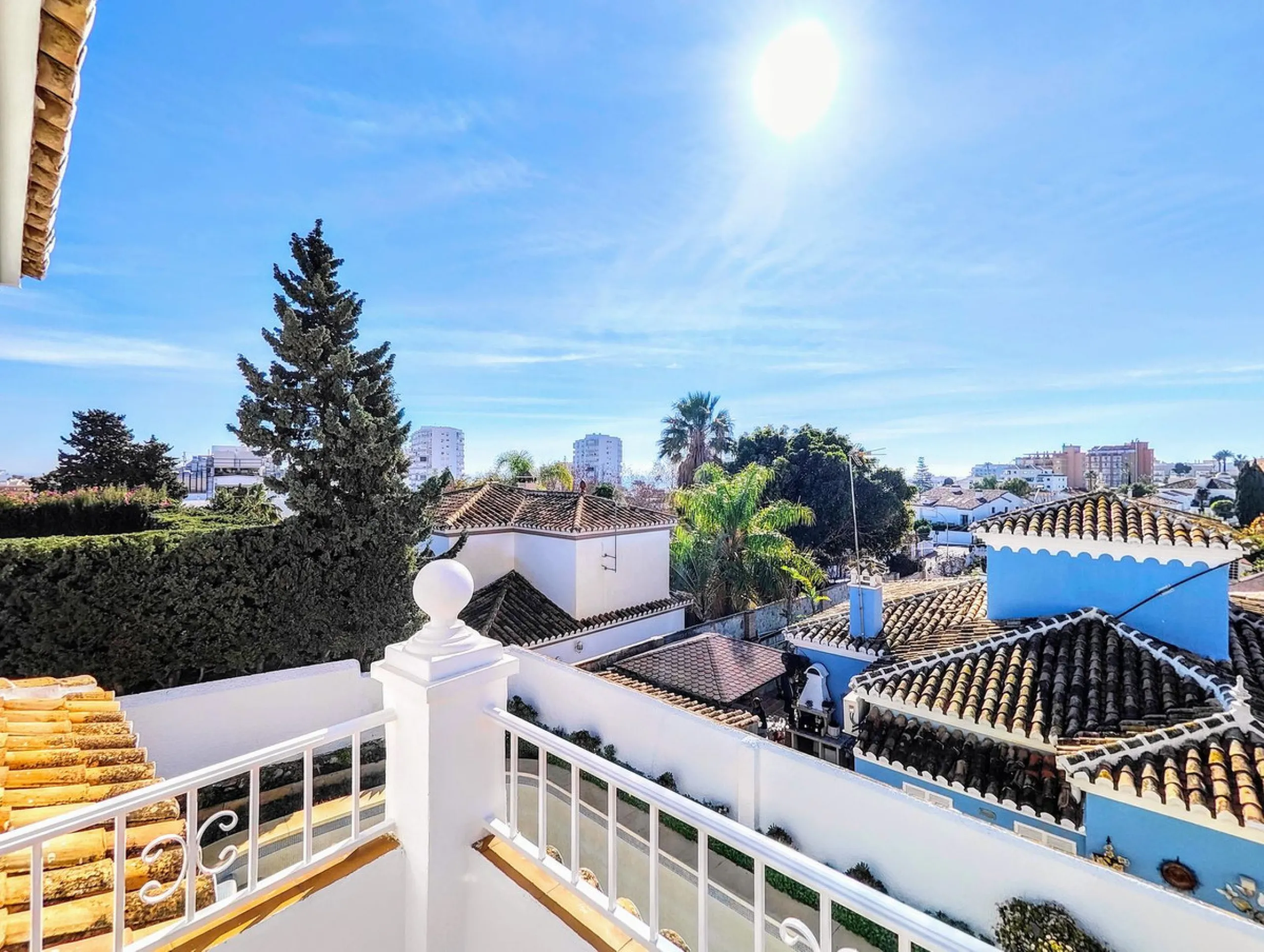 House - Detached Villa в продаже в Benalmadena, Málaga. В доме 4 спален и 2 ванных комнат. Площадь дома 206 м². Площадь участка 636 м²