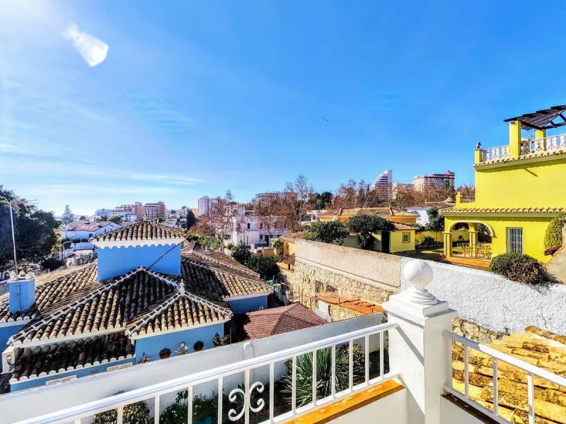 House - Detached Villa в продаже в Benalmadena, Málaga. В доме 4 спален и 2 ванных комнат. Площадь дома 206 м². Площадь участка 636 м²
