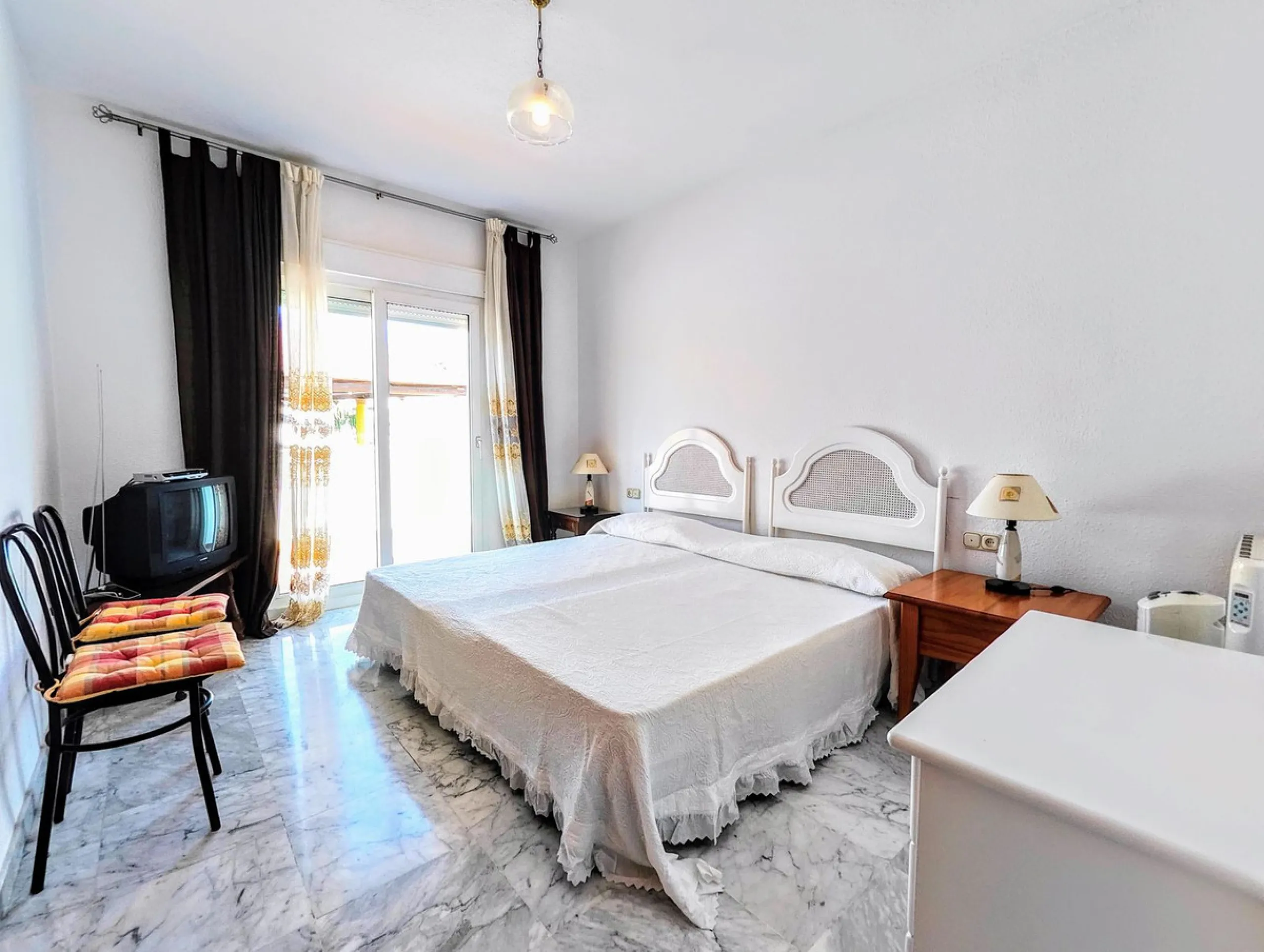 House - Detached Villa в продаже в Benalmadena, Málaga. В доме 4 спален и 2 ванных комнат. Площадь дома 206 м². Площадь участка 636 м²