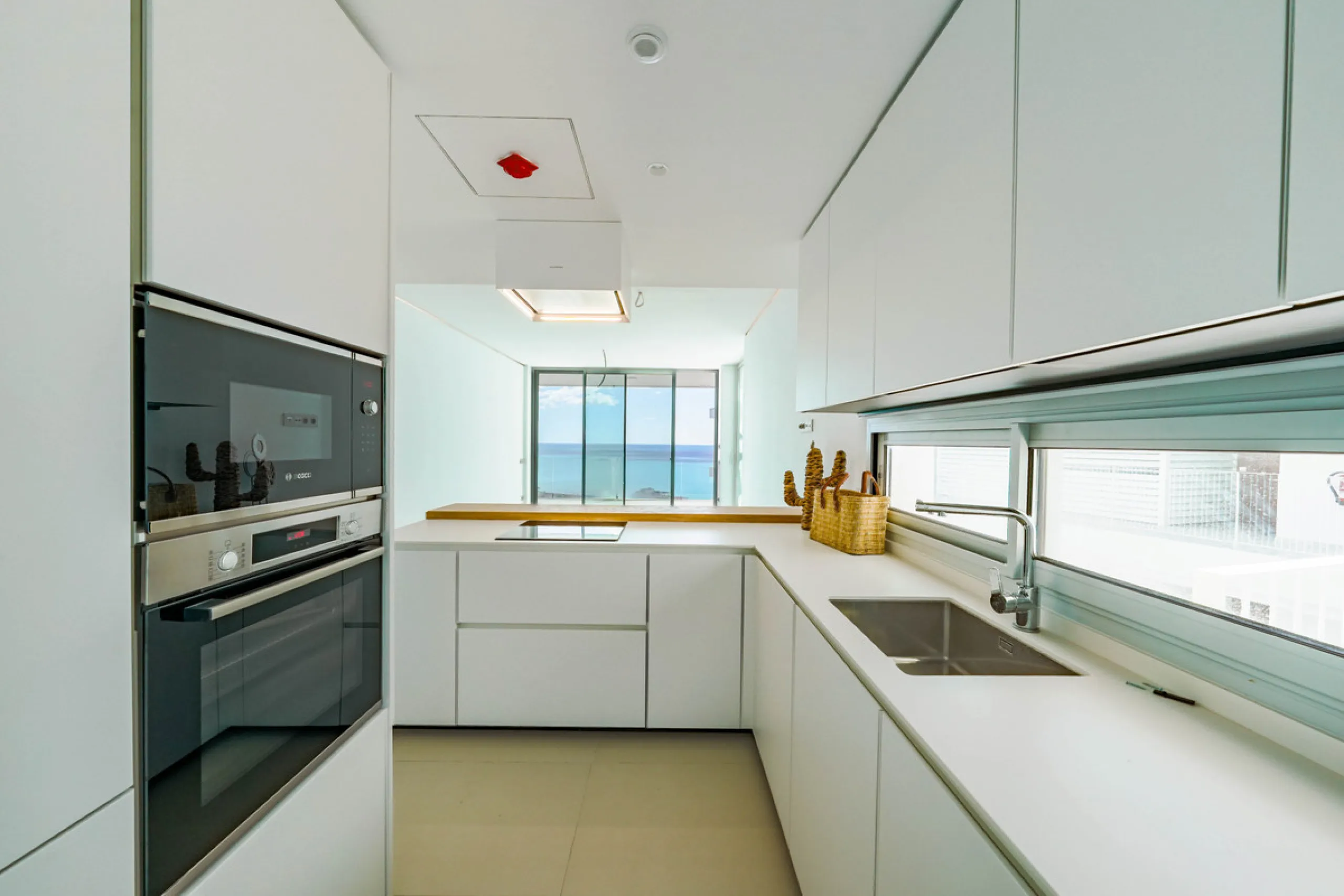 This beautiful south-facing duplex penthouse is located in the exclusive La Reserva del Higuerón Resort, Fuengirola. The property offers a bright and modern open-plan living and dining area with a fully fitted kitchen, designed for comfort and functionali