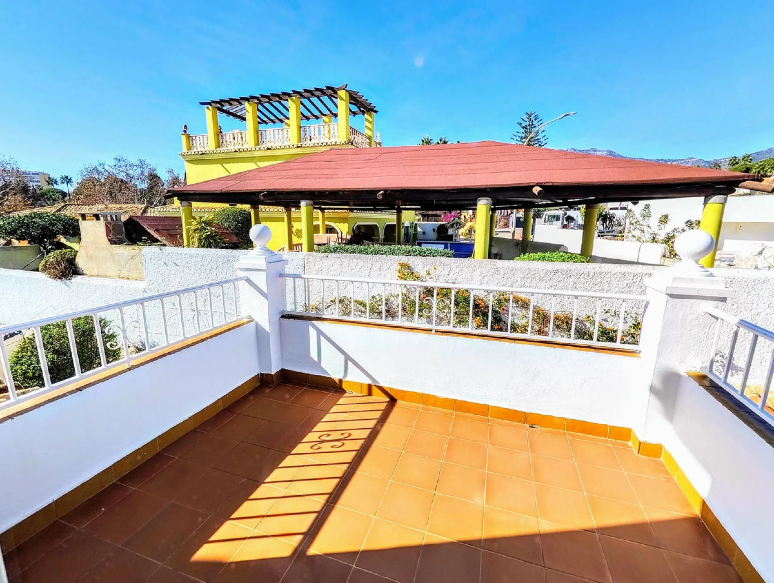 House - Detached Villa в продаже в Benalmadena, Málaga. В доме 4 спален и 2 ванных комнат. Площадь дома 206 м². Площадь участка 636 м²