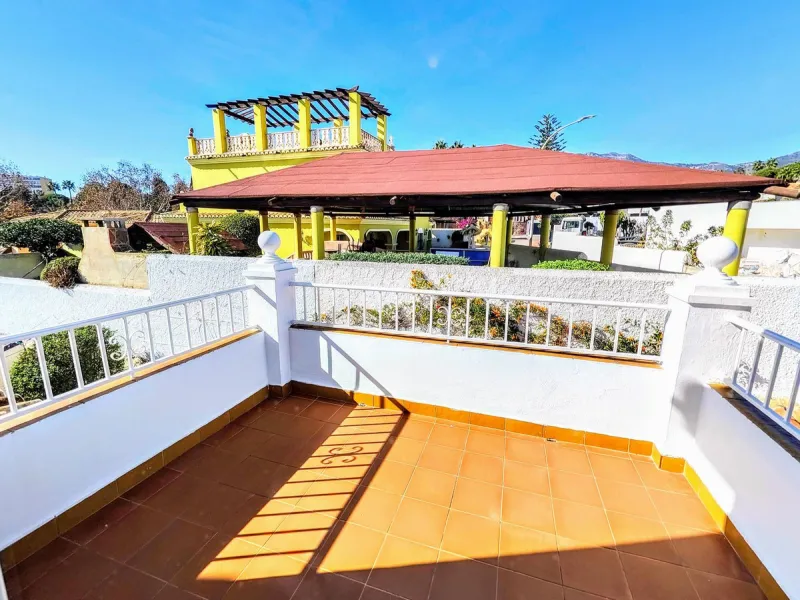 House - Detached Villa в продаже в Benalmadena, Málaga. В доме 4 спален и 2 ванных комнат. Площадь дома 206 м². Площадь участка 636 м²