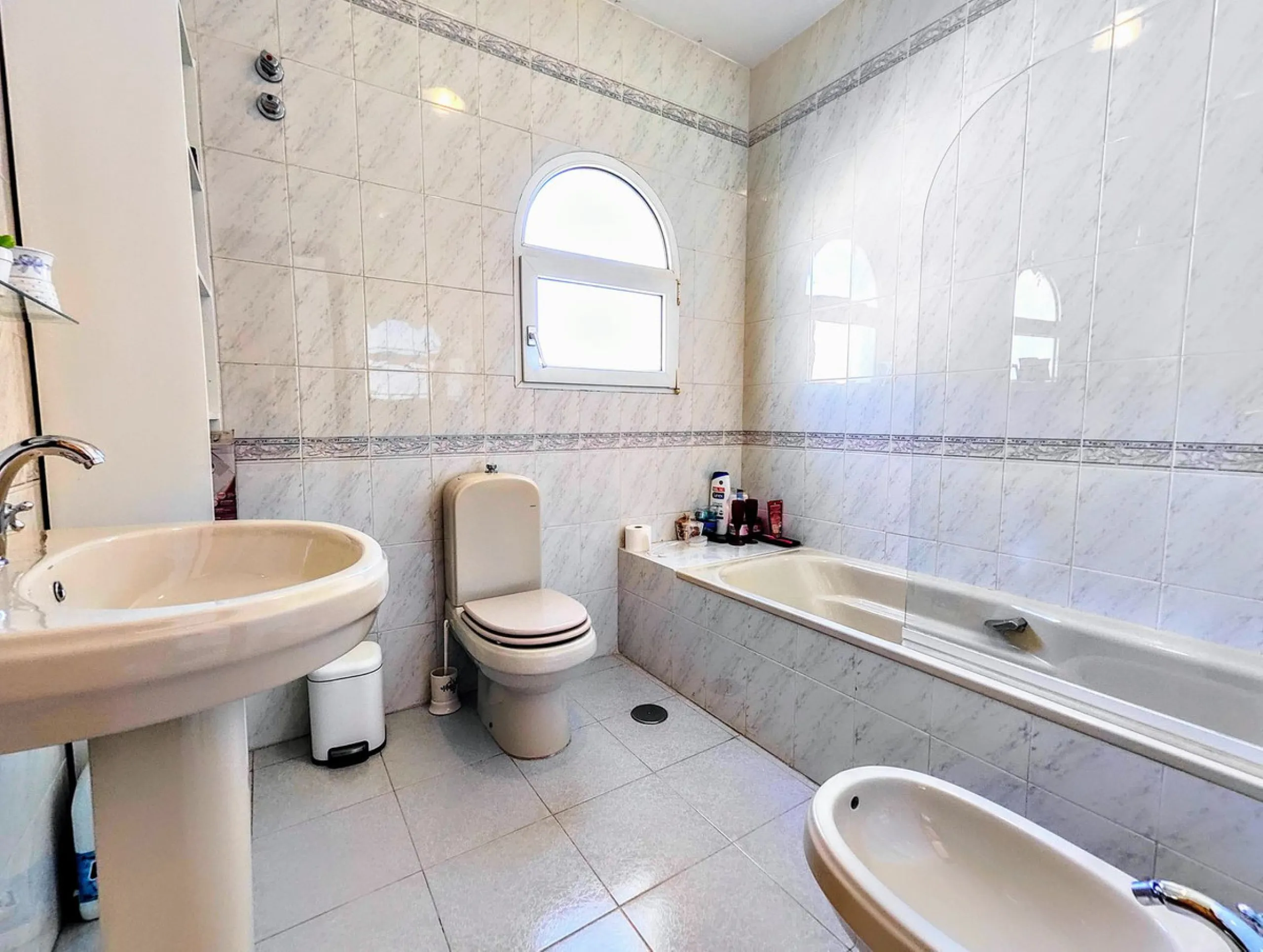 House - Detached Villa в продаже в Benalmadena, Málaga. В доме 4 спален и 2 ванных комнат. Площадь дома 206 м². Площадь участка 636 м²