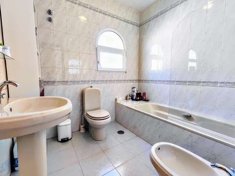 House - Detached Villa в продаже в Benalmadena, Málaga. В доме 4 спален и 2 ванных комнат. Площадь дома 206 м². Площадь участка 636 м²