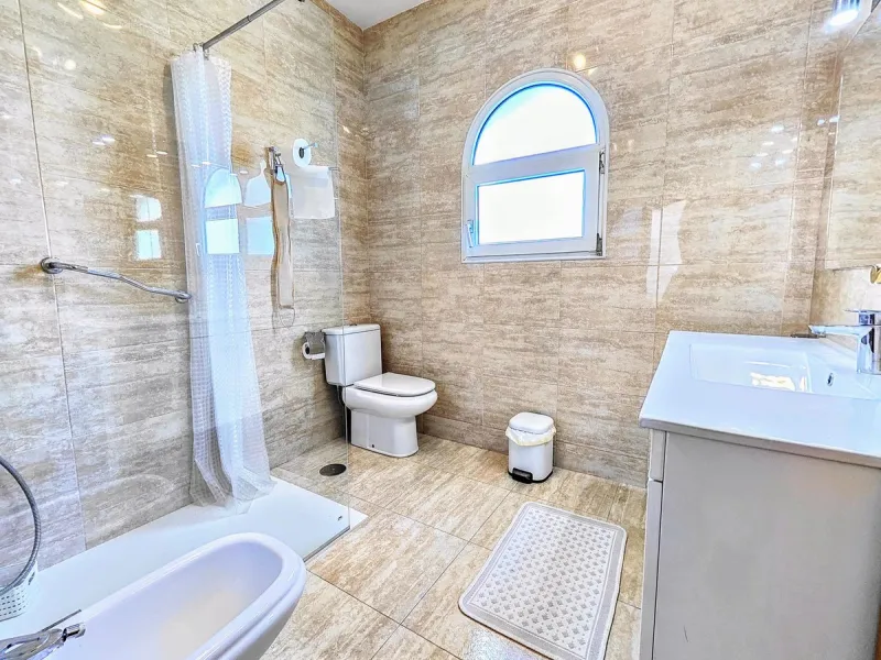 House - Detached Villa в продаже в Benalmadena, Málaga. В доме 4 спален и 2 ванных комнат. Площадь дома 206 м². Площадь участка 636 м²