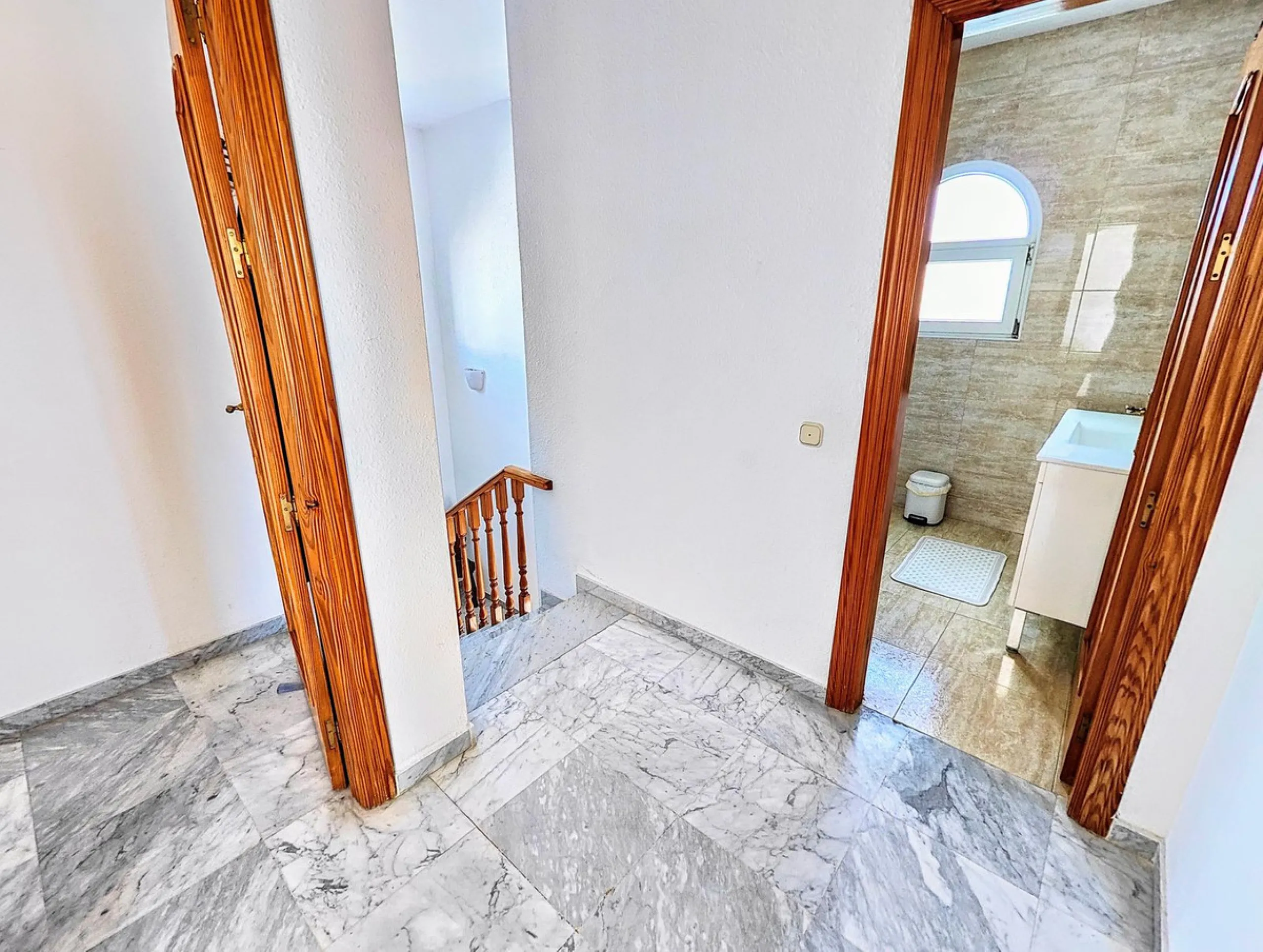 House - Detached Villa в продаже в Benalmadena, Málaga. В доме 4 спален и 2 ванных комнат. Площадь дома 206 м². Площадь участка 636 м²