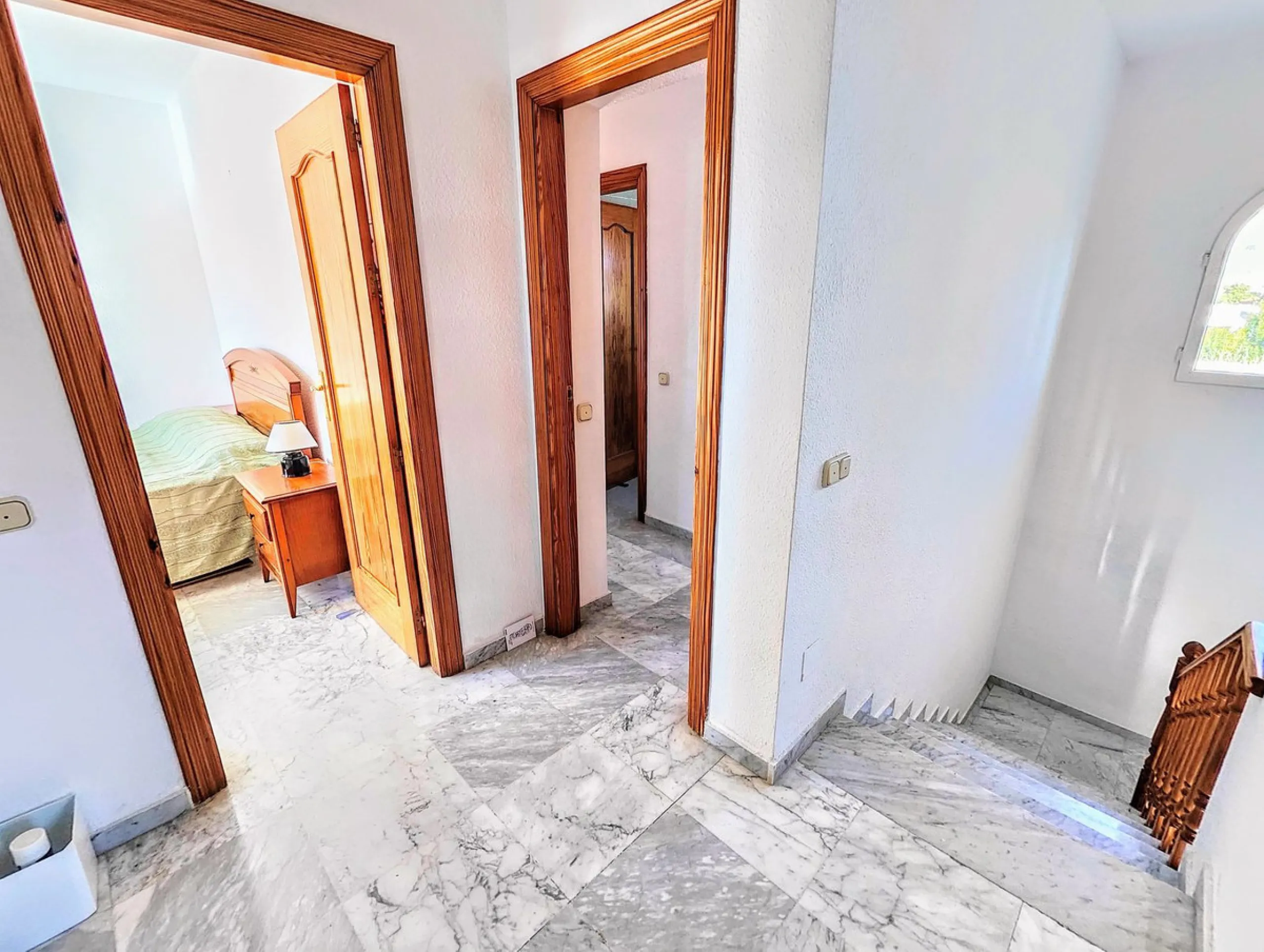 House - Detached Villa в продаже в Benalmadena, Málaga. В доме 4 спален и 2 ванных комнат. Площадь дома 206 м². Площадь участка 636 м²