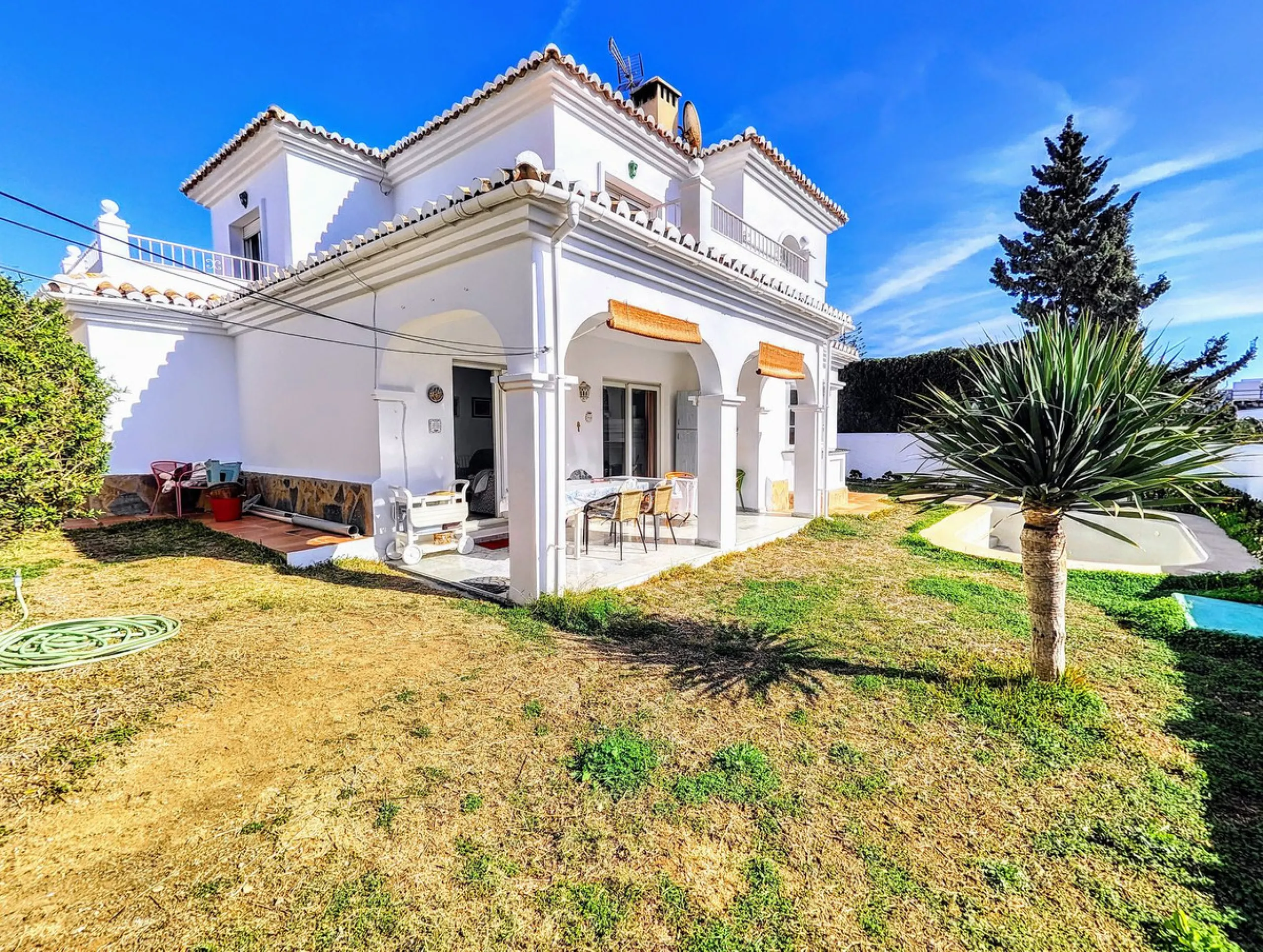 House - Detached Villa в продаже в Benalmadena, Málaga. В доме 4 спален и 2 ванных комнат. Площадь дома 206 м². Площадь участка 636 м²
