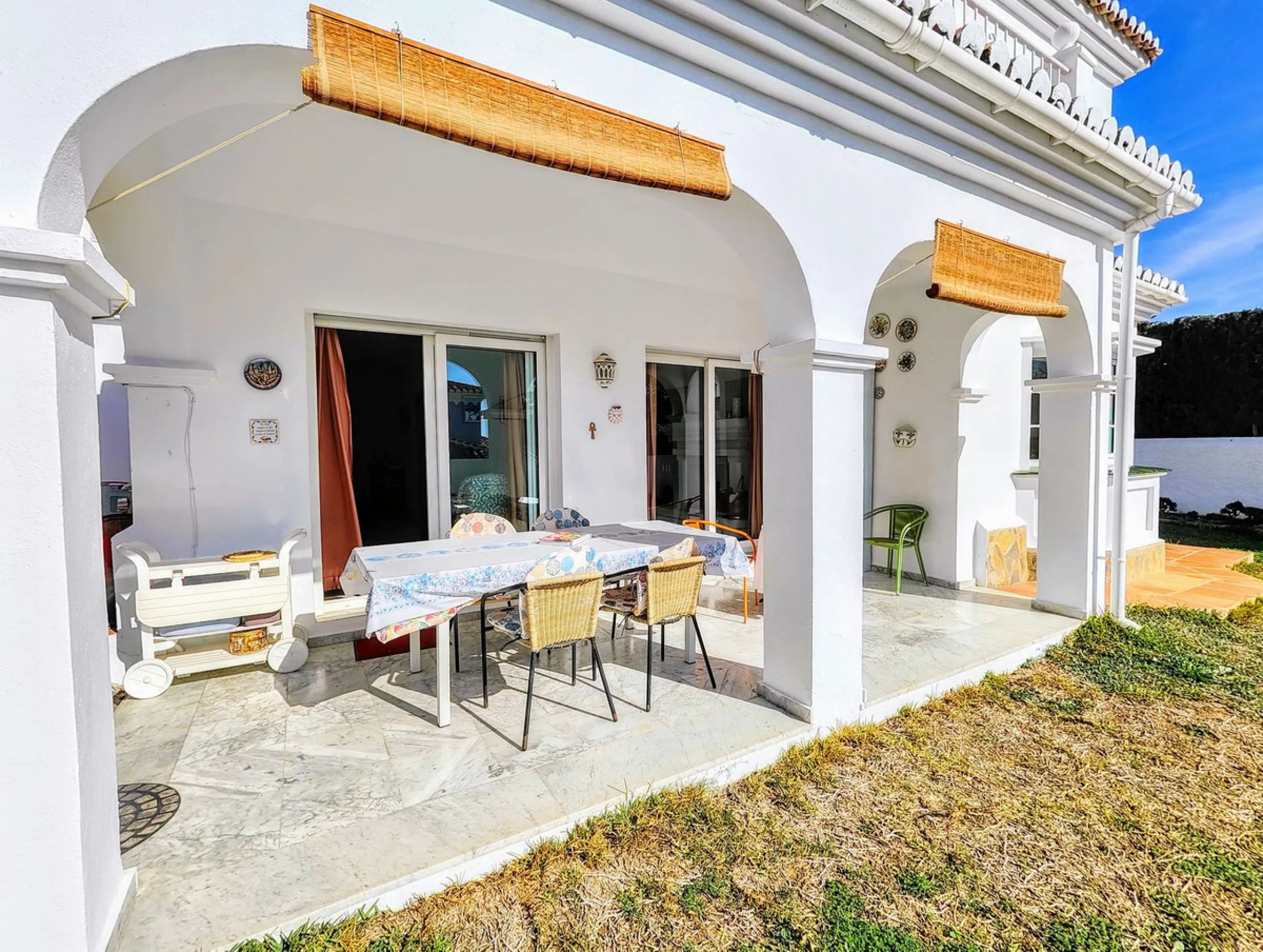 House - Detached Villa в продаже в Benalmadena, Málaga. В доме 4 спален и 2 ванных комнат. Площадь дома 206 м². Площадь участка 636 м²