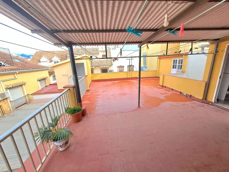 Great investment opportunity 2 minutes walking distance to the beach, block of 3 flats situated in a quiet pedestrian street in the centre of Fuengirola and close to the beach. The building is divided into three spacious flats, although it has no lift the