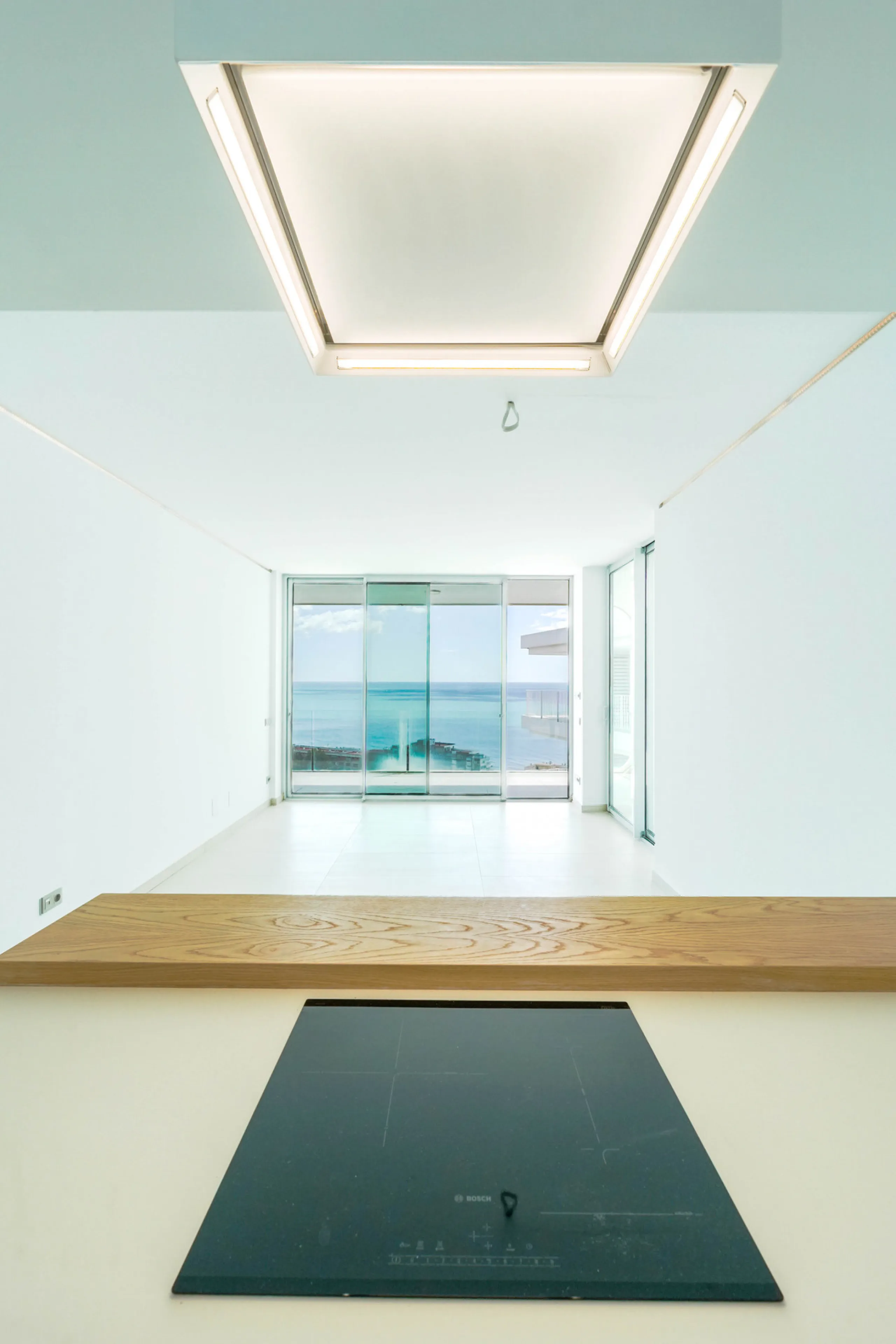 This beautiful south-facing duplex penthouse is located in the exclusive La Reserva del Higuerón Resort, Fuengirola. The property offers a bright and modern open-plan living and dining area with a fully fitted kitchen, designed for comfort and functionali