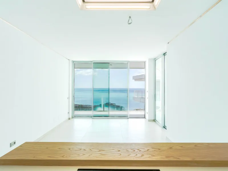 This beautiful south-facing duplex penthouse is located in the exclusive La Reserva del Higuerón Resort, Fuengirola. The property offers a bright and modern open-plan living and dining area with a fully fitted kitchen, designed for comfort and functionali