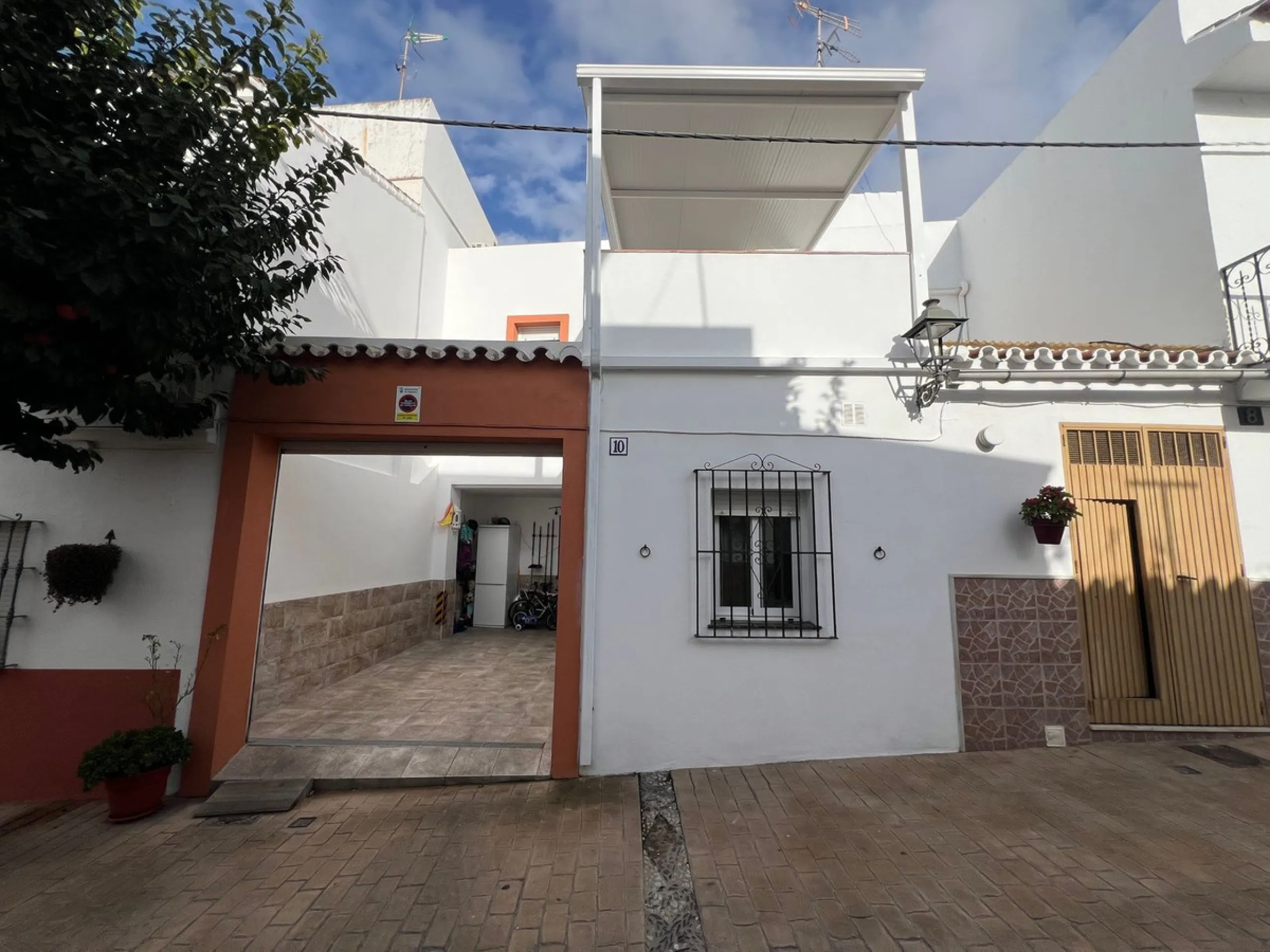 House - Townhouse в продаже в Estepona, Málaga. В доме 4 спален и 2 ванных комнат. Площадь дома 170 м²