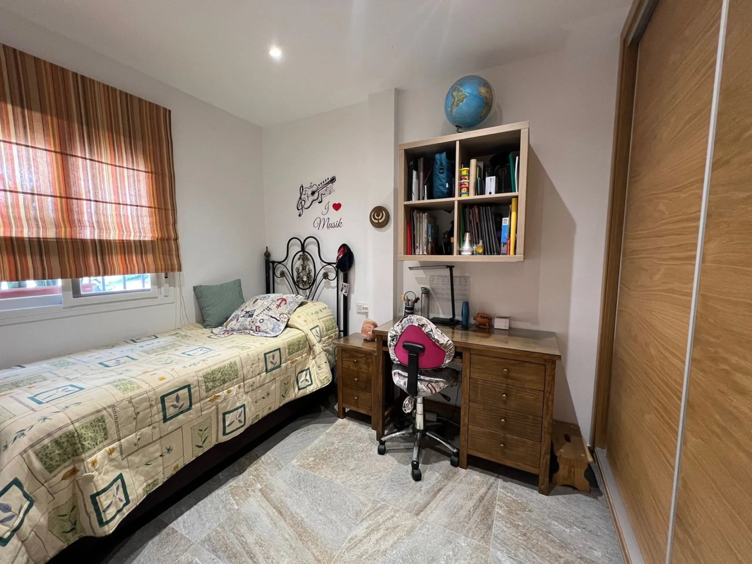 House - Townhouse в продаже в Estepona, Málaga. В доме 4 спален и 2 ванных комнат. Площадь дома 170 м²