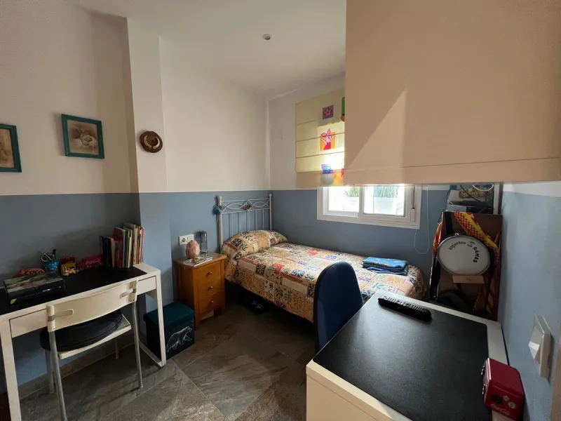 House - Townhouse в продаже в Estepona, Málaga. В доме 4 спален и 2 ванных комнат. Площадь дома 170 м²
