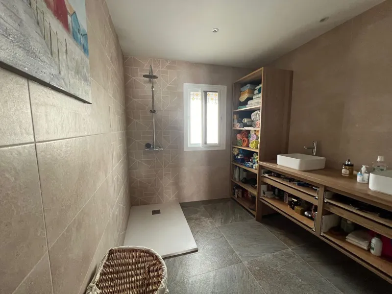 House - Townhouse в продаже в Estepona, Málaga. В доме 4 спален и 2 ванных комнат. Площадь дома 170 м²