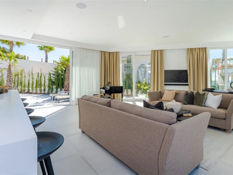 9 BEDROOM SOUTH-WEST FACING LUXURIOUS VILLAS WITH 2 HEATED SWIMMING POOLS, CINEMA ROOM, GYM AND WINE BODEGA CLOSE TO THE BEACH.