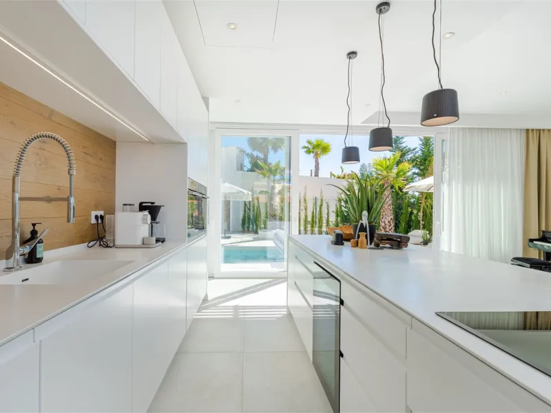 9 BEDROOM SOUTH-WEST FACING LUXURIOUS VILLAS WITH 2 HEATED SWIMMING POOLS, CINEMA ROOM, GYM AND WINE BODEGA CLOSE TO THE BEACH.