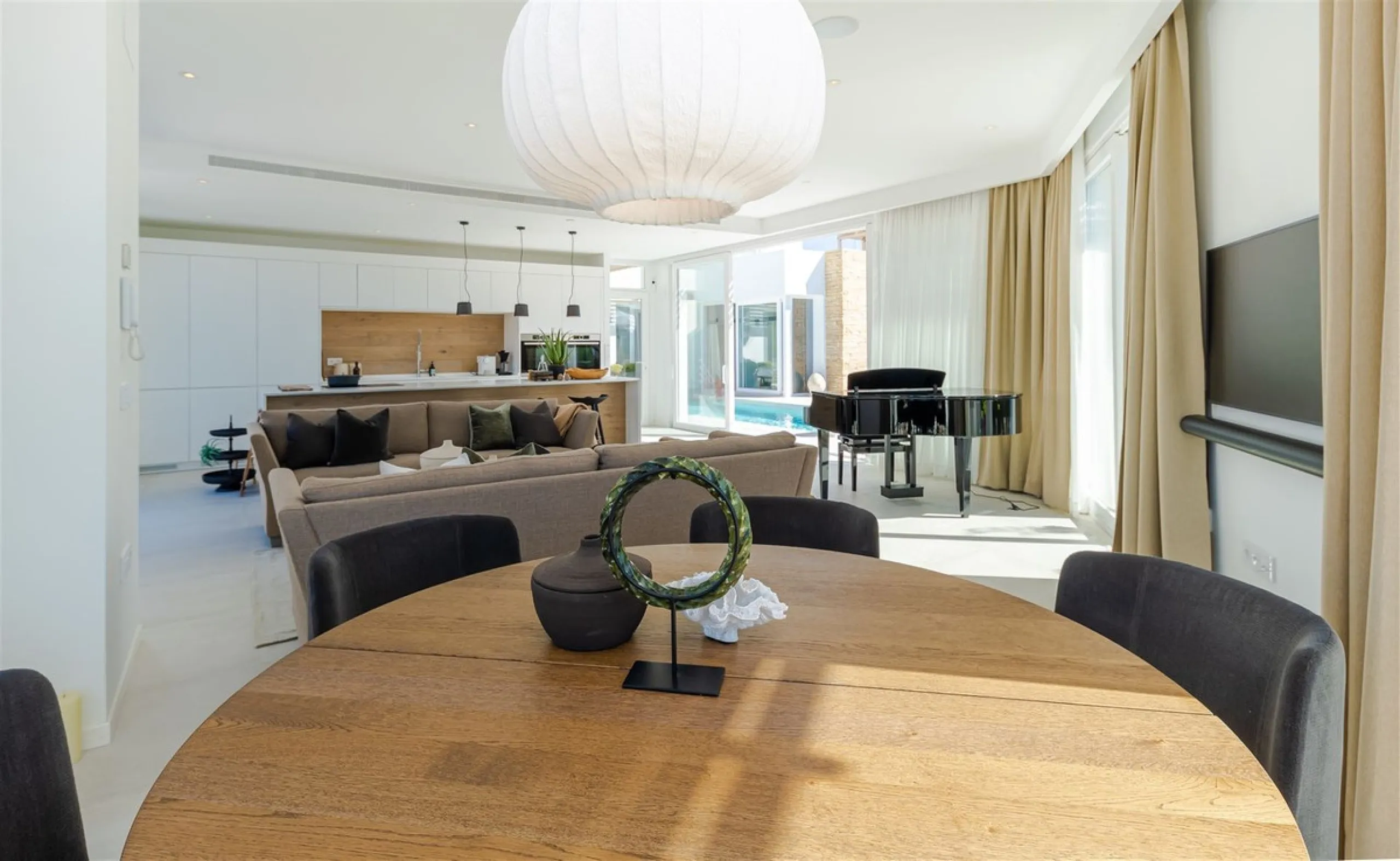9 BEDROOM SOUTH-WEST FACING LUXURIOUS VILLAS WITH 2 HEATED SWIMMING POOLS, CINEMA ROOM, GYM AND WINE BODEGA CLOSE TO THE BEACH.