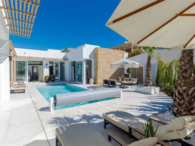 9 BEDROOM SOUTH-WEST FACING LUXURIOUS VILLAS WITH 2 HEATED SWIMMING POOLS, CINEMA ROOM, GYM AND WINE BODEGA CLOSE TO THE BEACH.