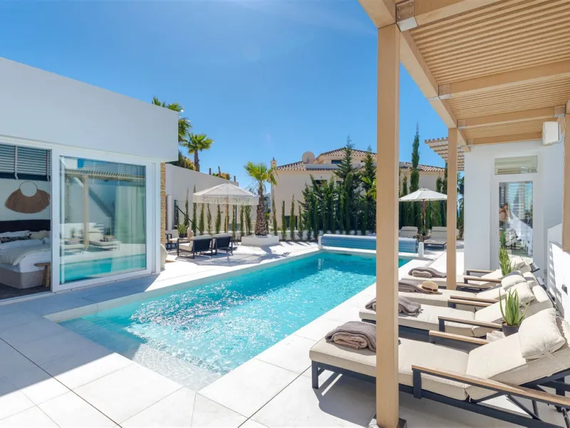 9 BEDROOM SOUTH-WEST FACING LUXURIOUS VILLAS WITH 2 HEATED SWIMMING POOLS, CINEMA ROOM, GYM AND WINE BODEGA CLOSE TO THE BEACH.
