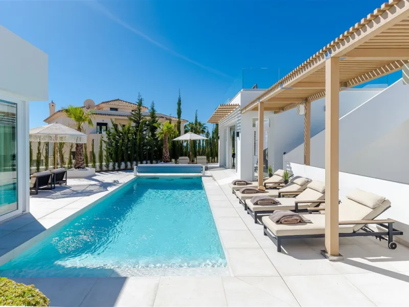 9 BEDROOM SOUTH-WEST FACING LUXURIOUS VILLAS WITH 2 HEATED SWIMMING POOLS, CINEMA ROOM, GYM AND WINE BODEGA CLOSE TO THE BEACH.