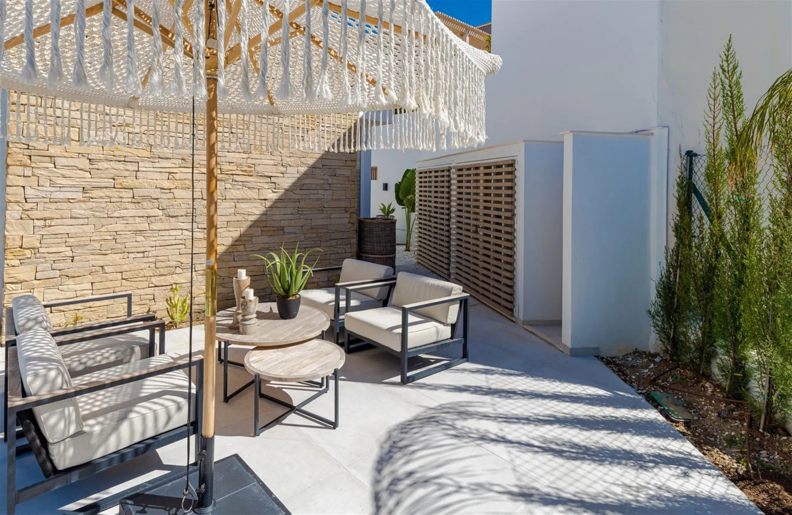 9 BEDROOM SOUTH-WEST FACING LUXURIOUS VILLAS WITH 2 HEATED SWIMMING POOLS, CINEMA ROOM, GYM AND WINE BODEGA CLOSE TO THE BEACH.