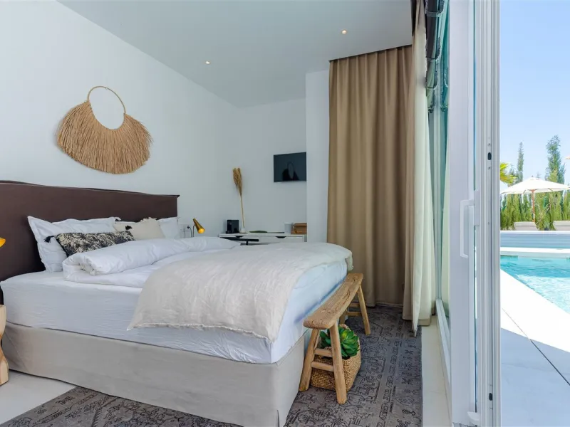 9 BEDROOM SOUTH-WEST FACING LUXURIOUS VILLAS WITH 2 HEATED SWIMMING POOLS, CINEMA ROOM, GYM AND WINE BODEGA CLOSE TO THE BEACH.