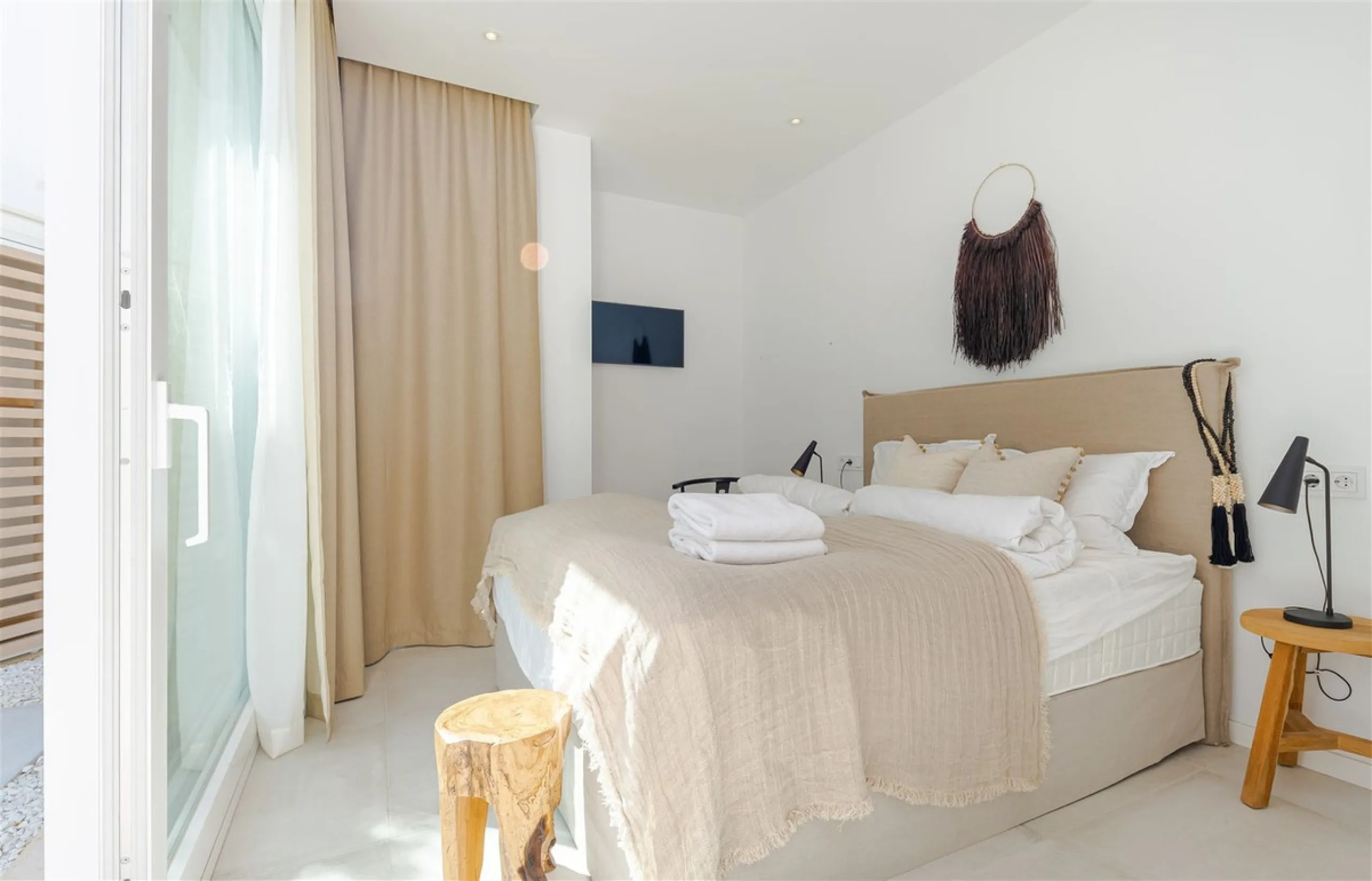 9 BEDROOM SOUTH-WEST FACING LUXURIOUS VILLAS WITH 2 HEATED SWIMMING POOLS, CINEMA ROOM, GYM AND WINE BODEGA CLOSE TO THE BEACH.