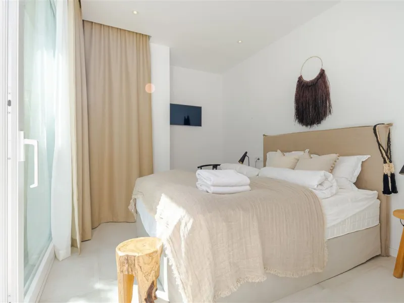 9 BEDROOM SOUTH-WEST FACING LUXURIOUS VILLAS WITH 2 HEATED SWIMMING POOLS, CINEMA ROOM, GYM AND WINE BODEGA CLOSE TO THE BEACH.