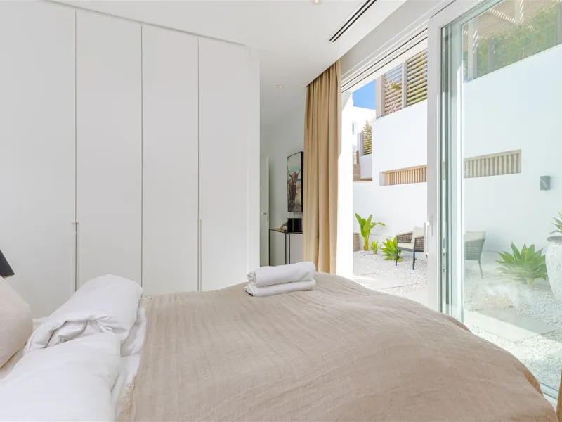 9 BEDROOM SOUTH-WEST FACING LUXURIOUS VILLAS WITH 2 HEATED SWIMMING POOLS, CINEMA ROOM, GYM AND WINE BODEGA CLOSE TO THE BEACH.