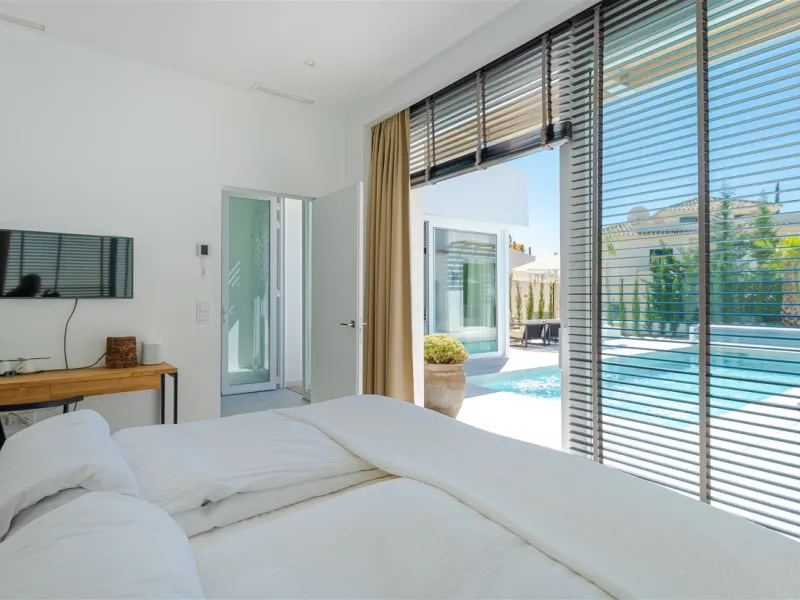 9 BEDROOM SOUTH-WEST FACING LUXURIOUS VILLAS WITH 2 HEATED SWIMMING POOLS, CINEMA ROOM, GYM AND WINE BODEGA CLOSE TO THE BEACH.