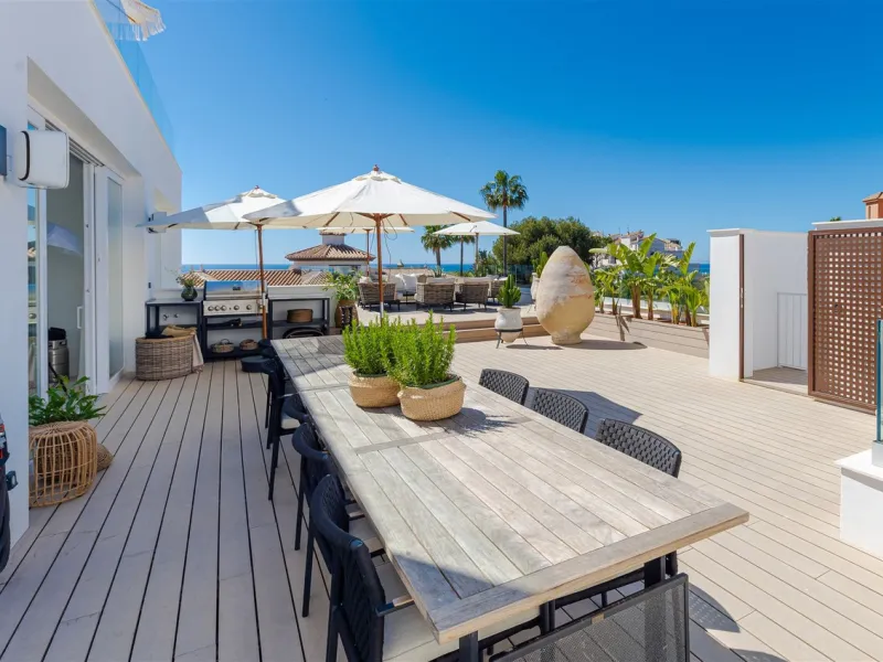 9 BEDROOM SOUTH-WEST FACING LUXURIOUS VILLAS WITH 2 HEATED SWIMMING POOLS, CINEMA ROOM, GYM AND WINE BODEGA CLOSE TO THE BEACH.